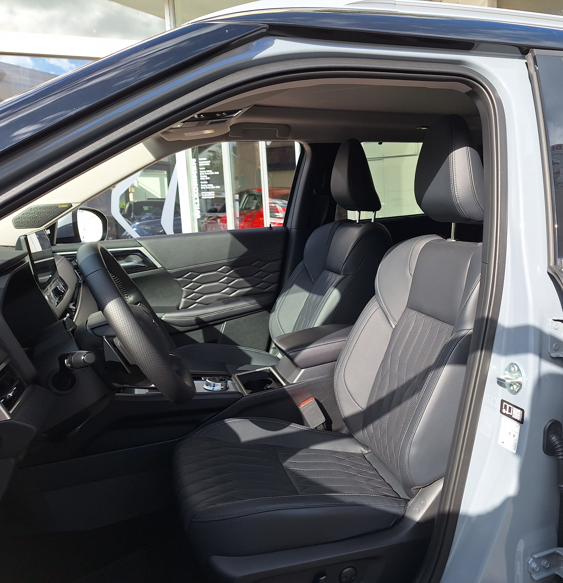 MITSUBISHI Outlander PHEV Instyle KMU Helvetia-image-4