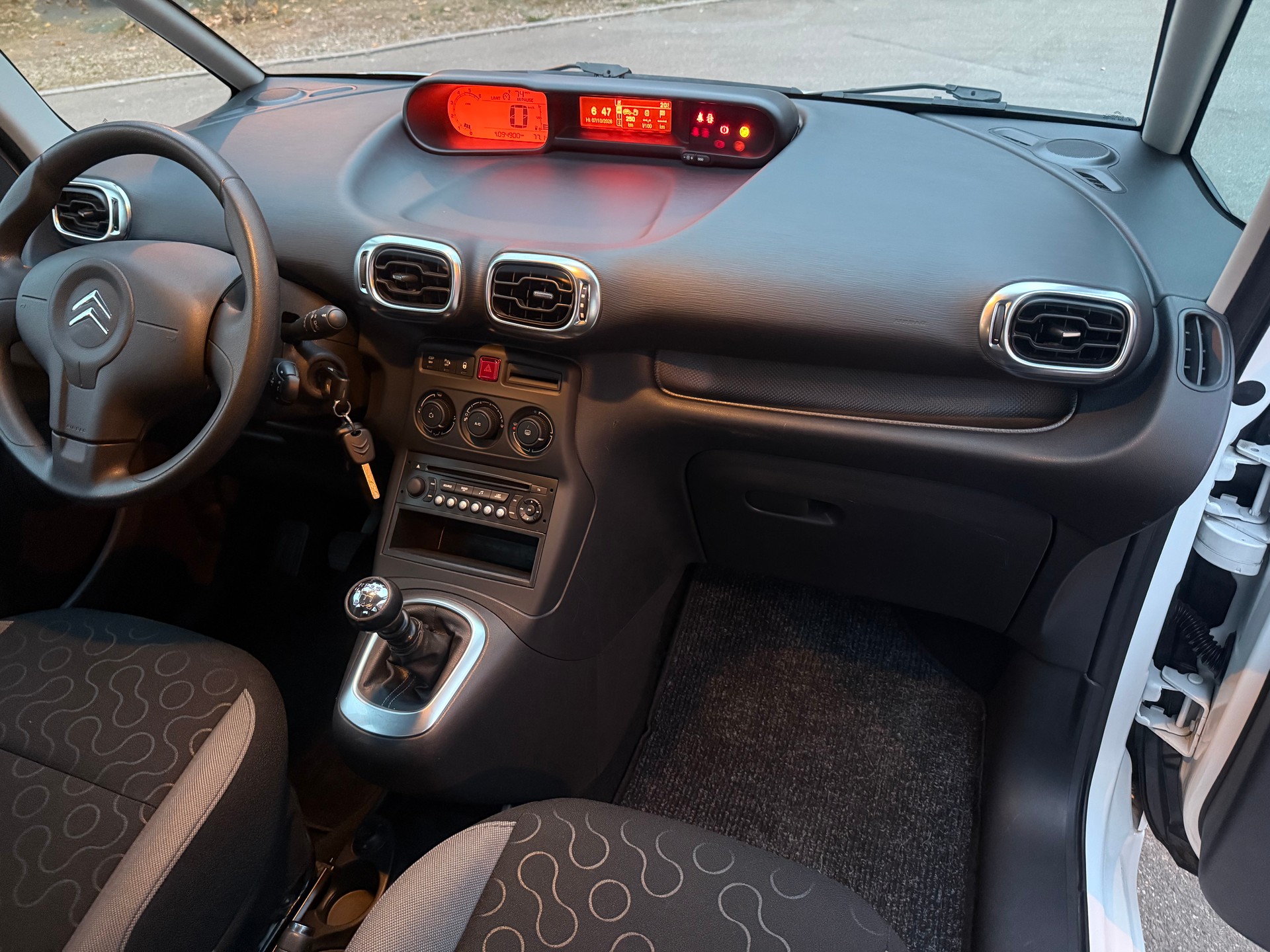 CITROEN C3 Picasso 1.6 HDi Exclusive-image-22