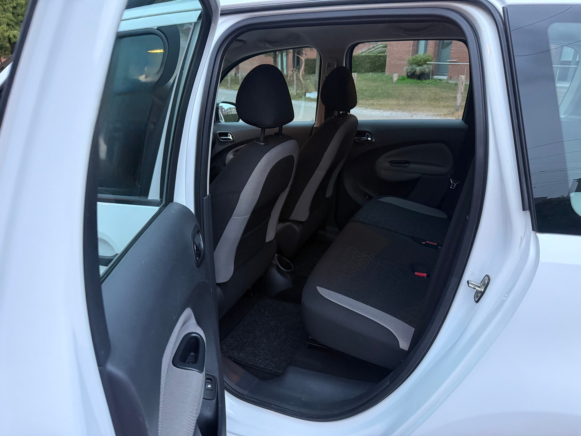 CITROEN C3 Picasso 1.6 HDi Exclusive-image-16