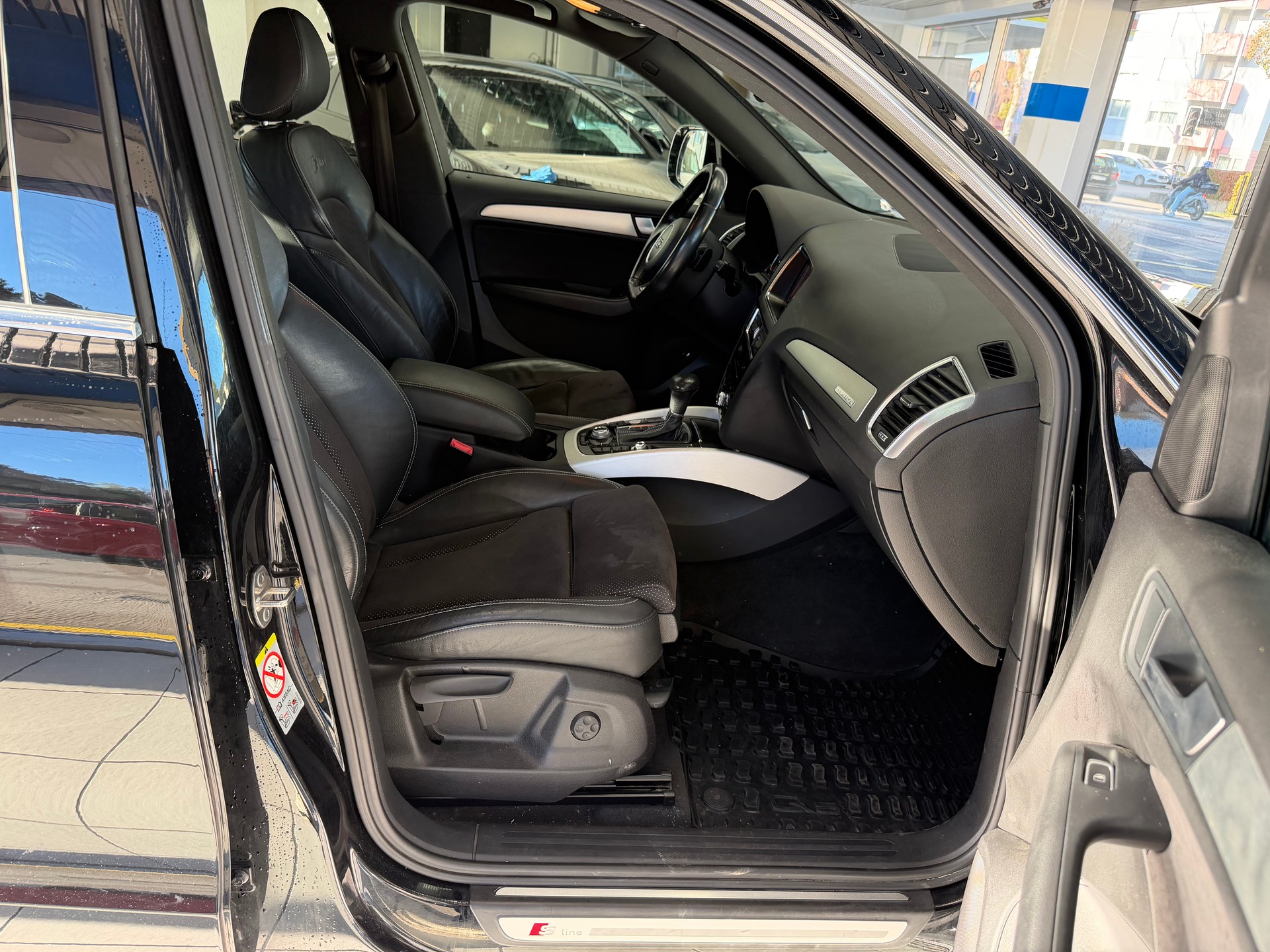 AUDI Q5 3.0 TDI quattro S-tronic S-LINE-image-13
