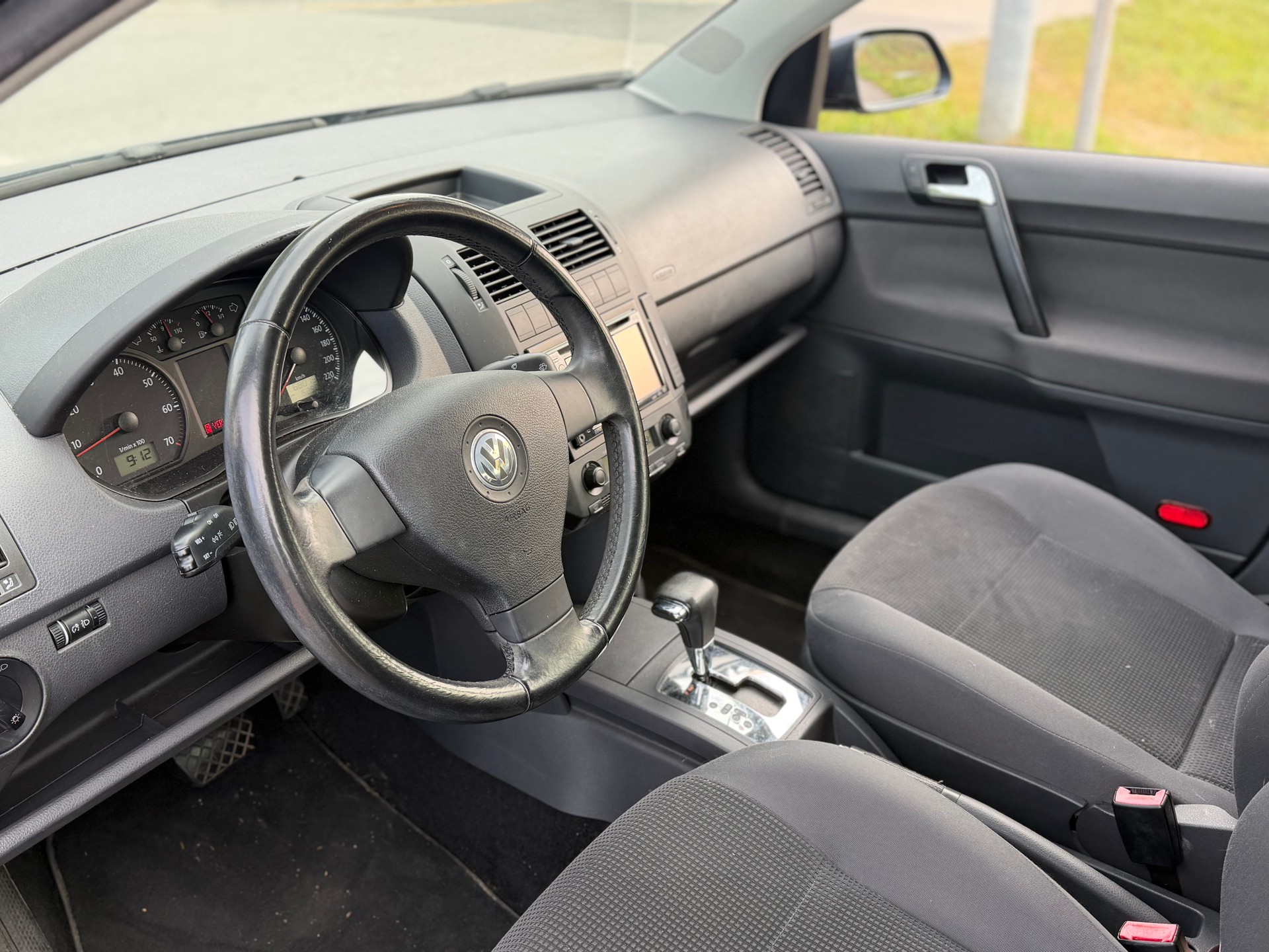 VW Polo 1.4 16V Trendline Automatic-image-8