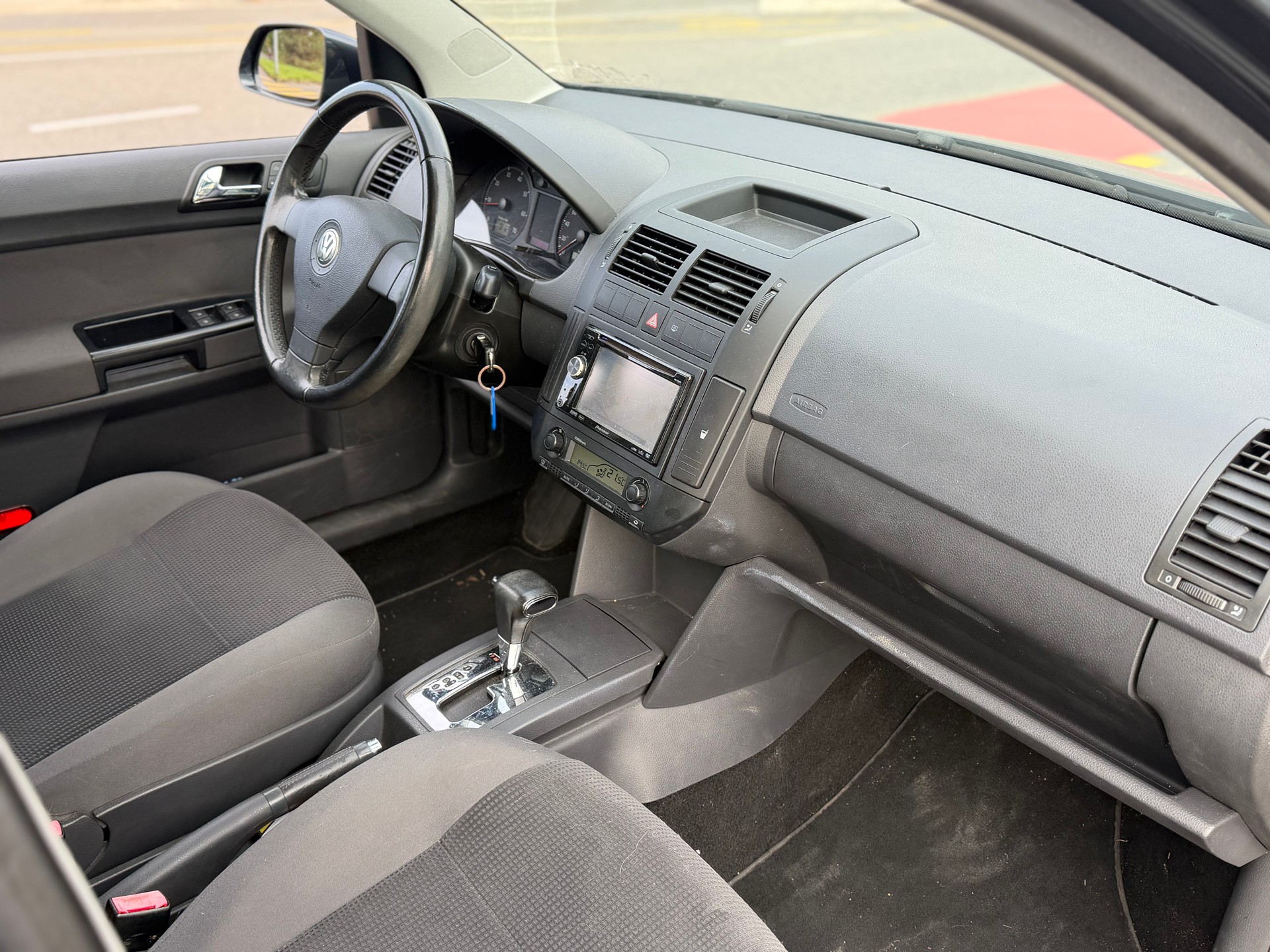 VW Polo 1.4 16V Trendline Automatic-image-11
