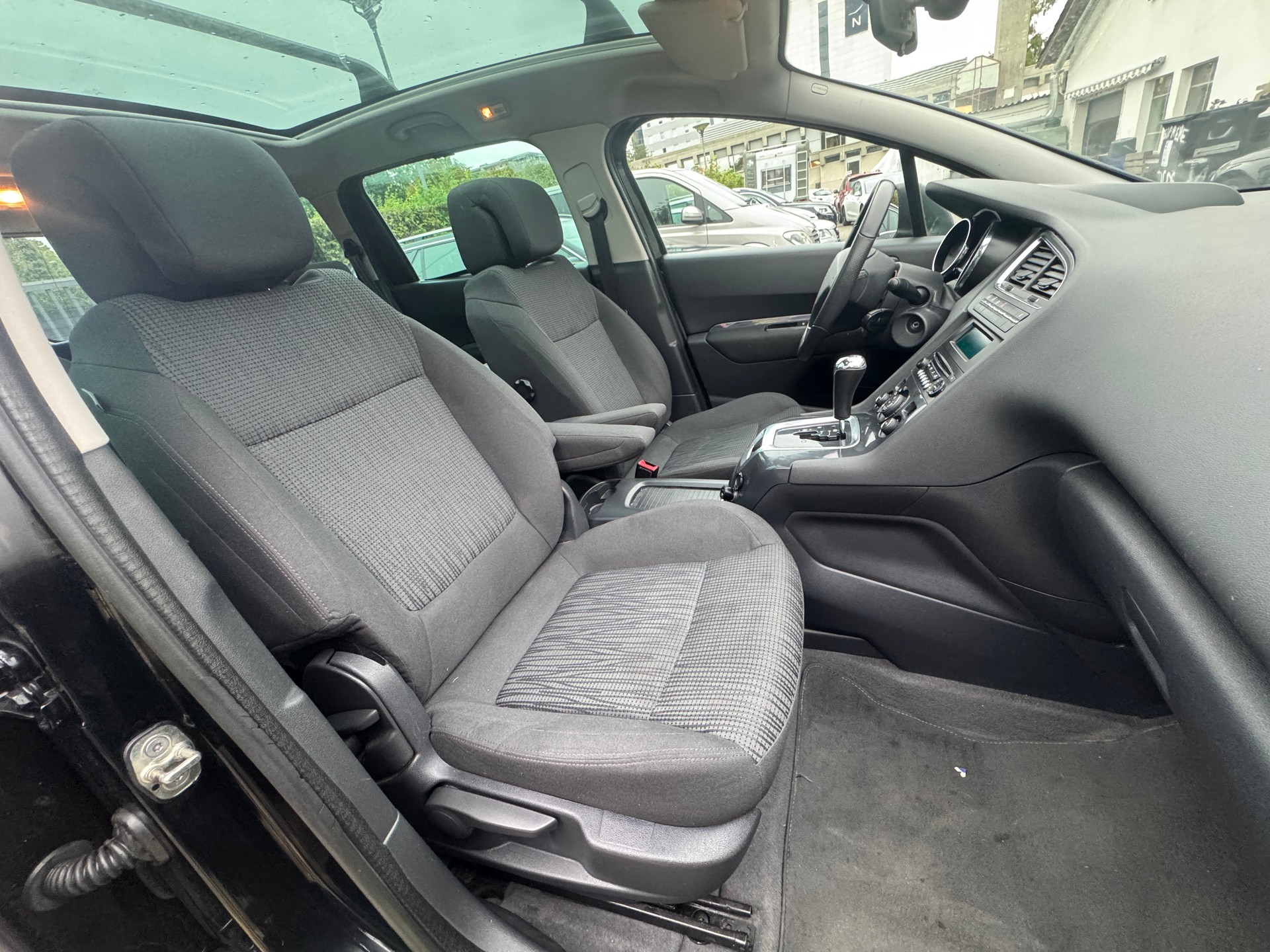 PEUGEOT 5008 1.6 16V T Family Automatic-image-7