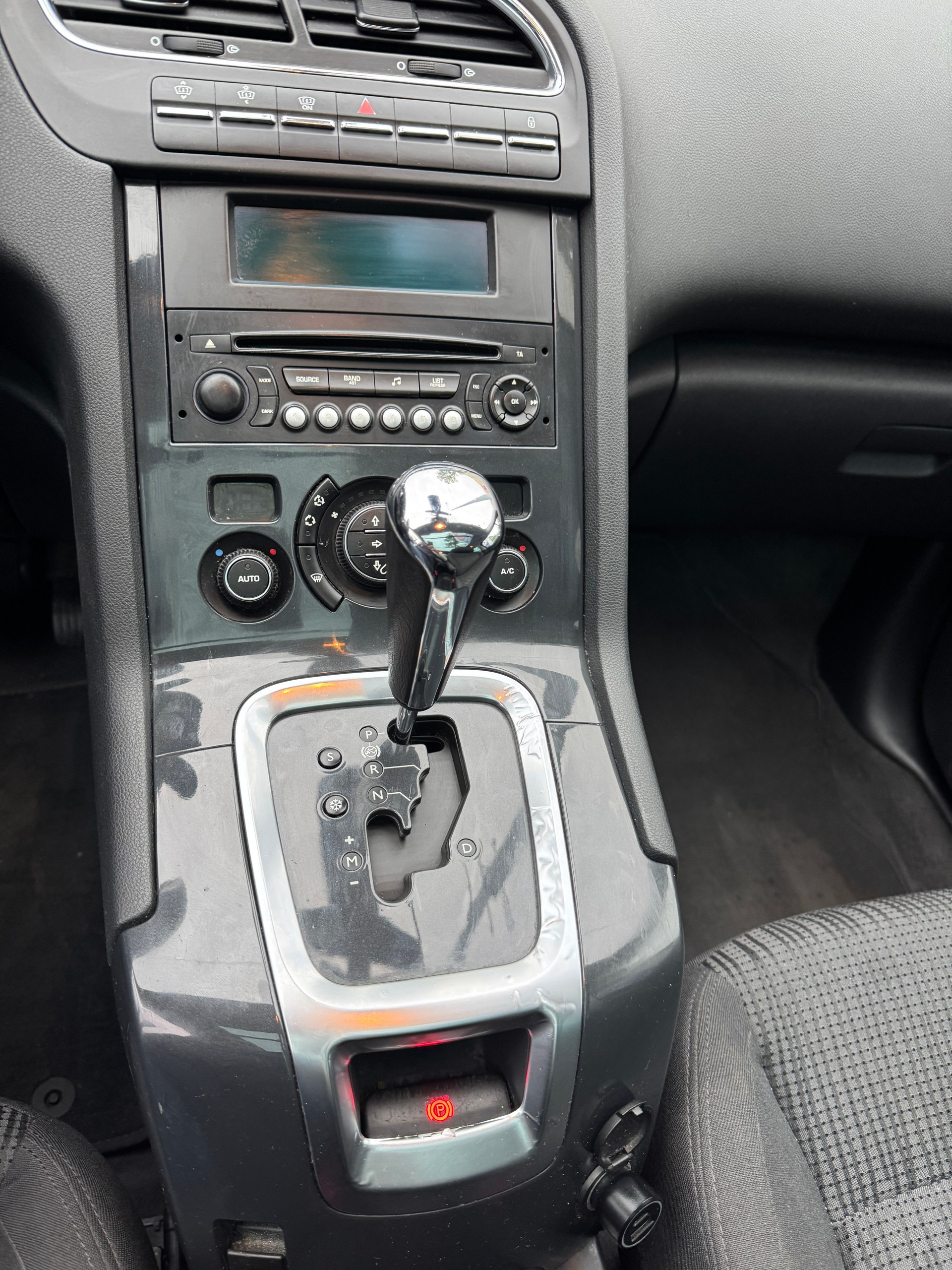PEUGEOT 5008 1.6 16V T Family Automatic-image-12