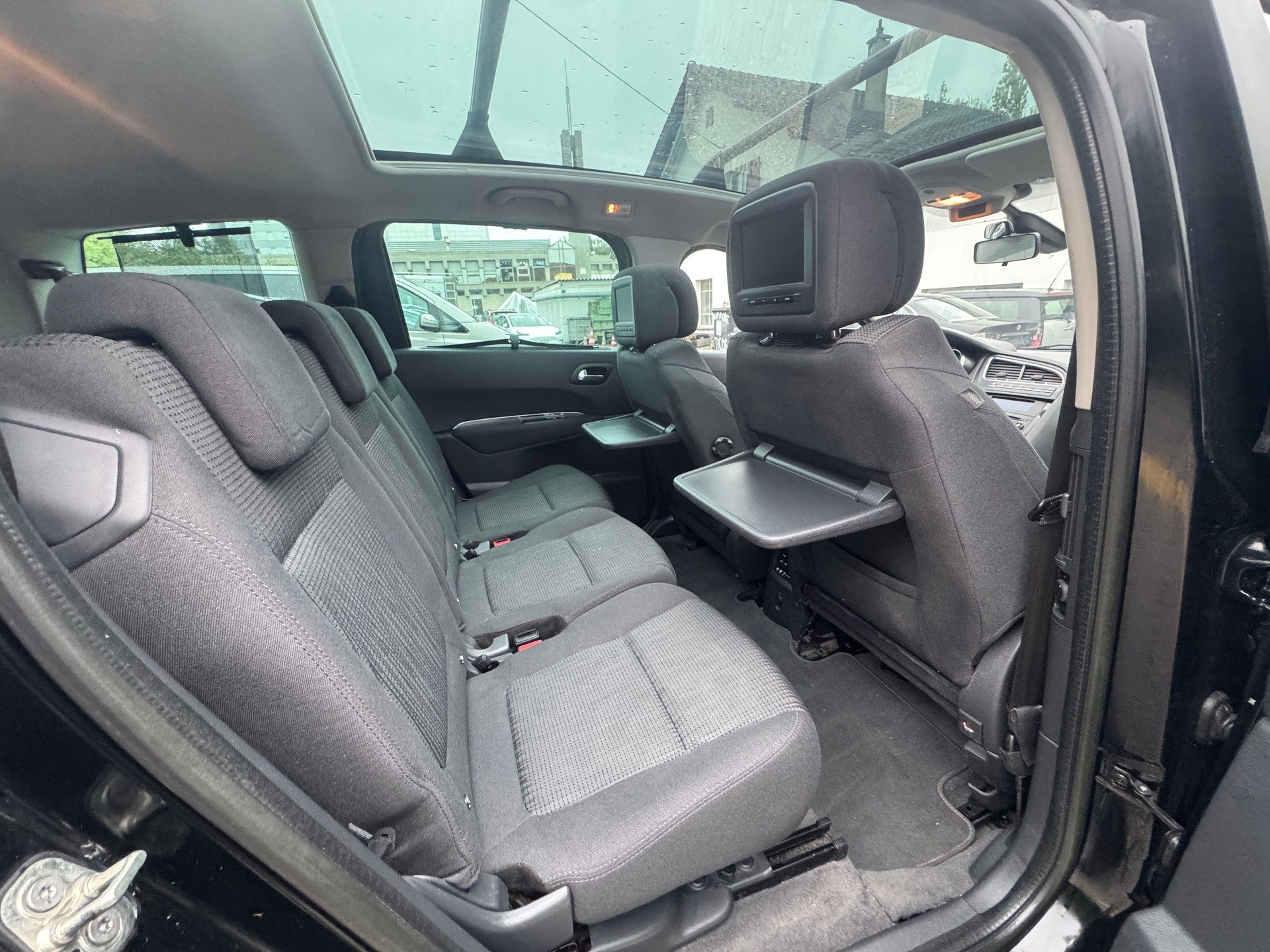 PEUGEOT 5008 1.6 16V T Family Automatic-image-8