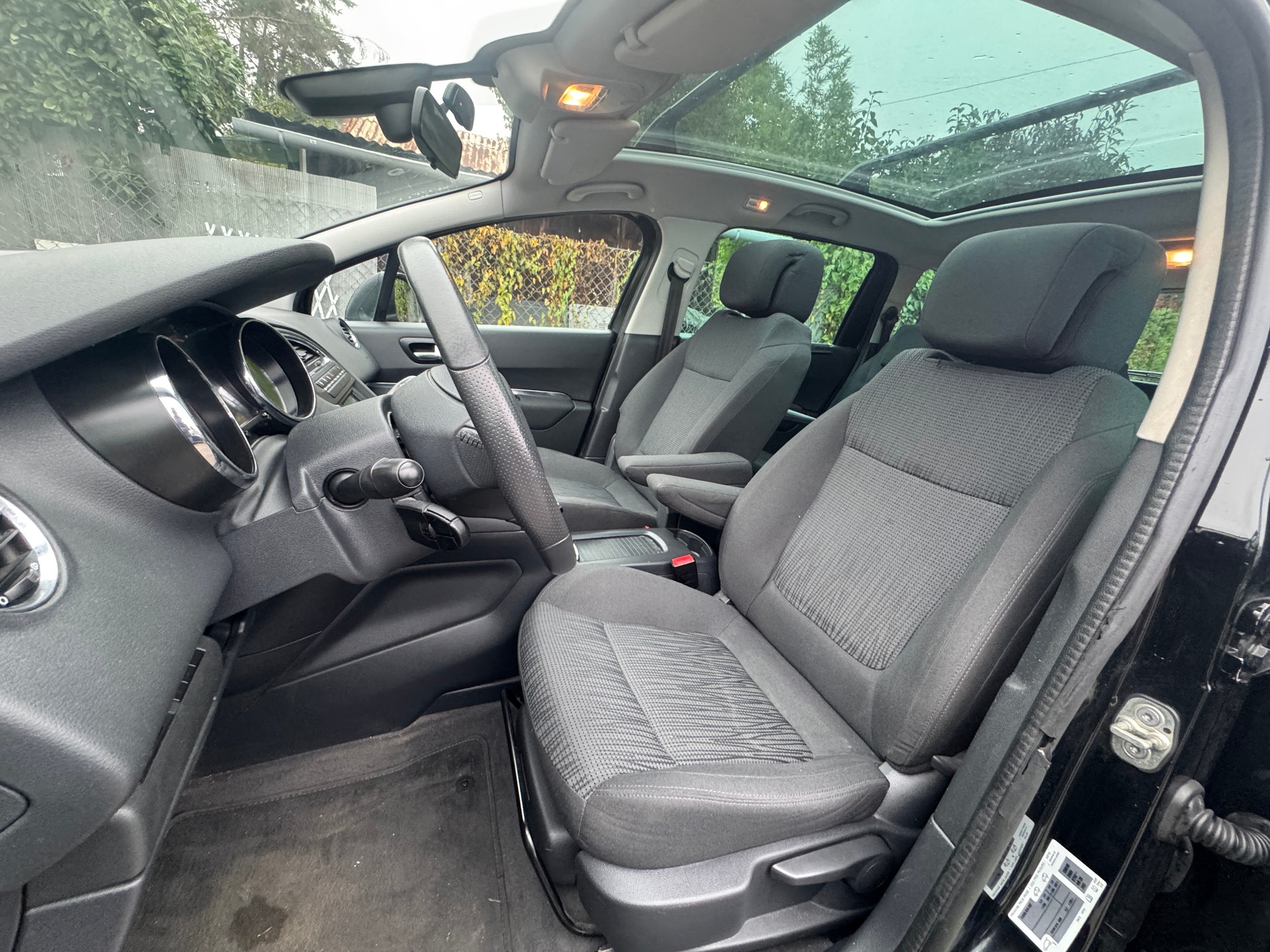 PEUGEOT 5008 1.6 16V T Family Automatic-image-6