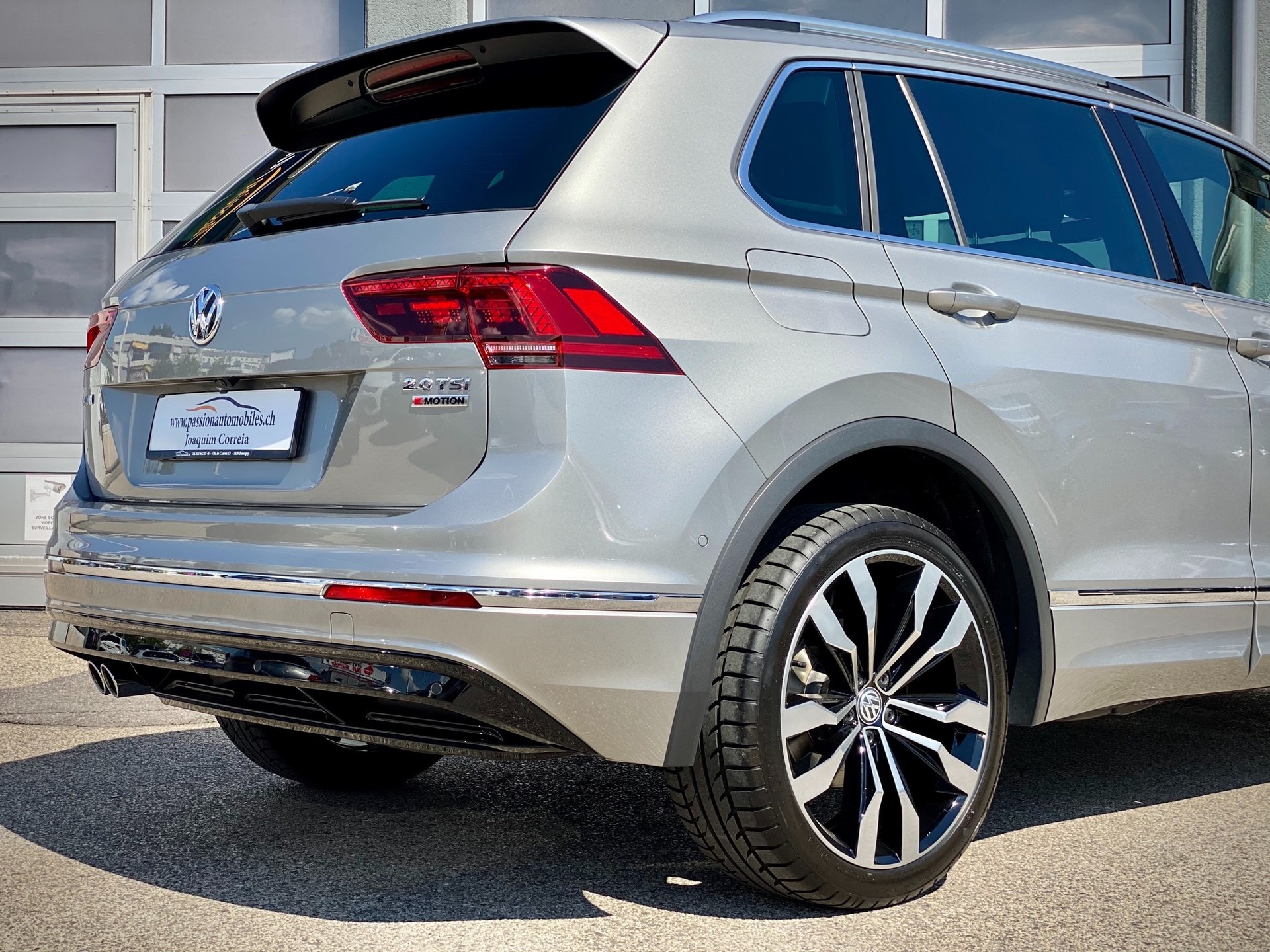 VW Tiguan 2.0TSI Highline R-Line 4Motion DSG - Véhicule Suisse (CH)-image-6