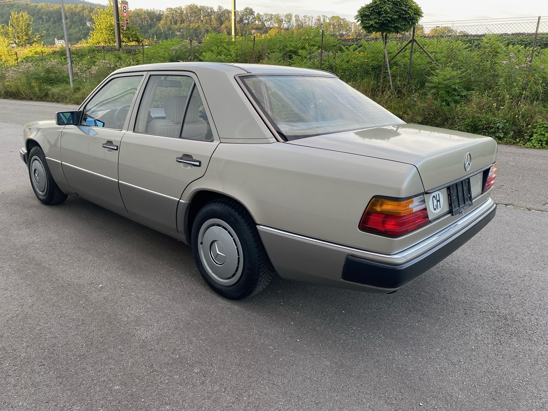 MERCEDES-BENZ 230 E-showroom-element-2