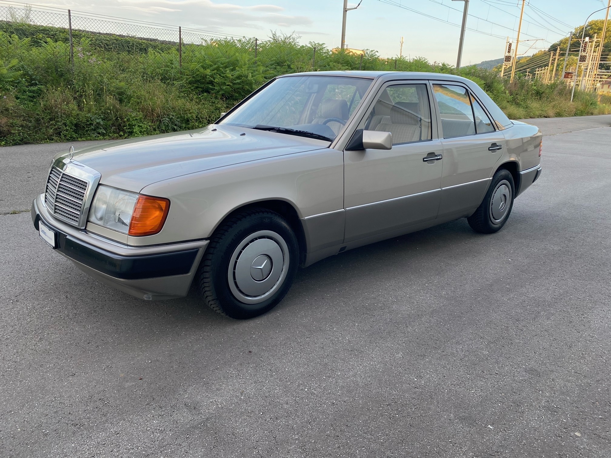 MERCEDES-BENZ 230 E — slika 1