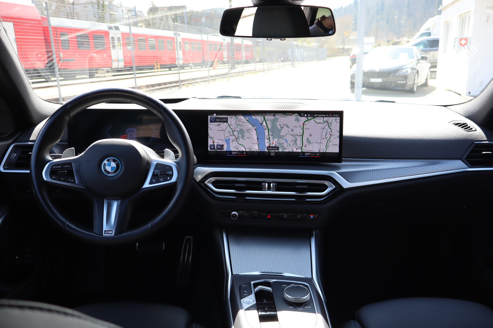 BMW 330e xDrive Touring-image-10