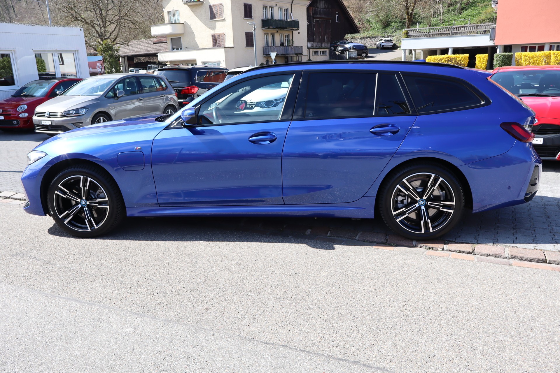 BMW 330e xDrive Touring-image-6