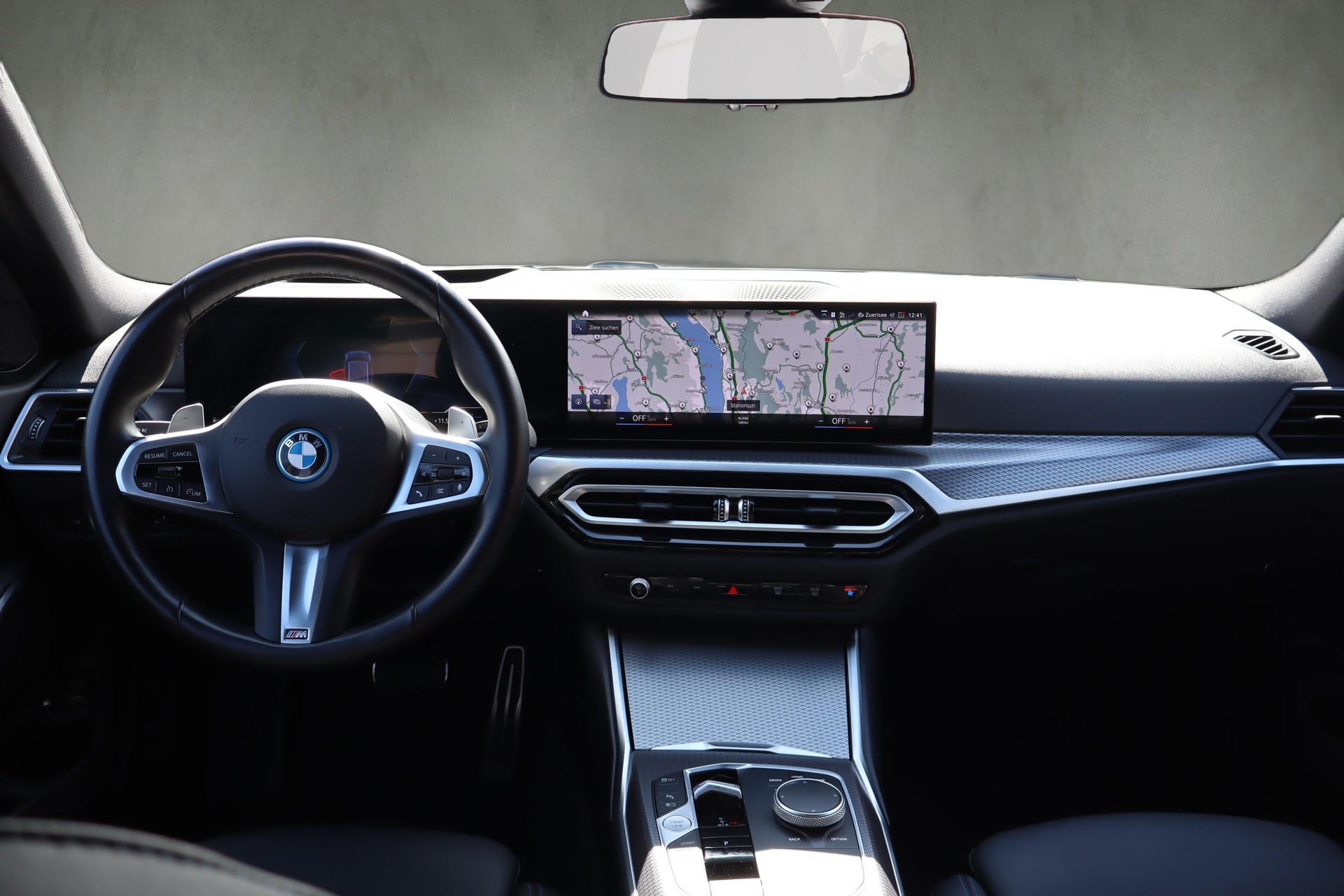 BMW 330e xDrive Touring-image-10