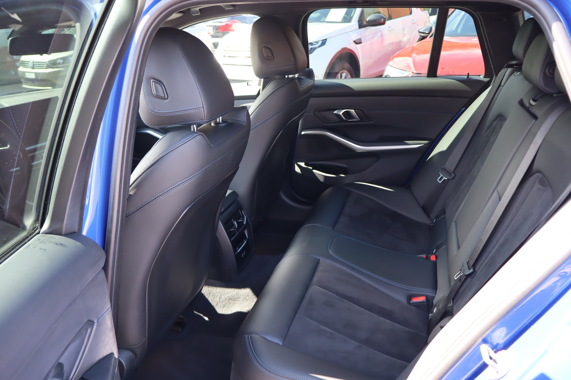 BMW 330e xDrive Touring-image-11