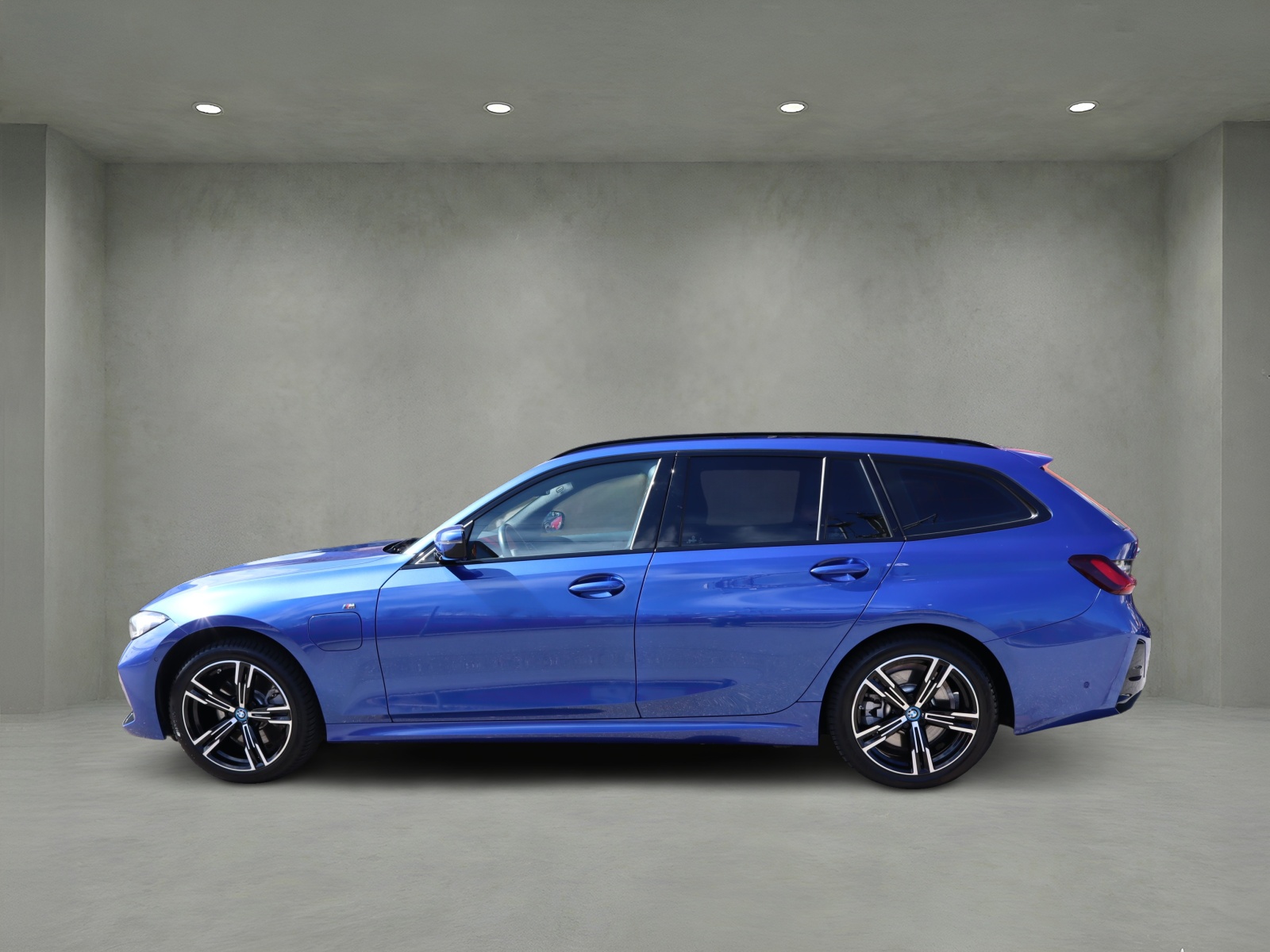 BMW 330e xDrive Touring-image-6