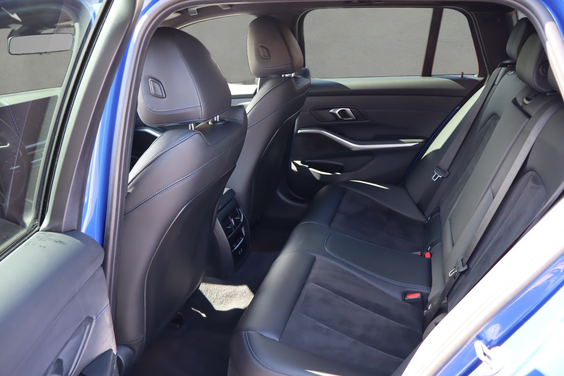 BMW 330e xDrive Touring-image-11