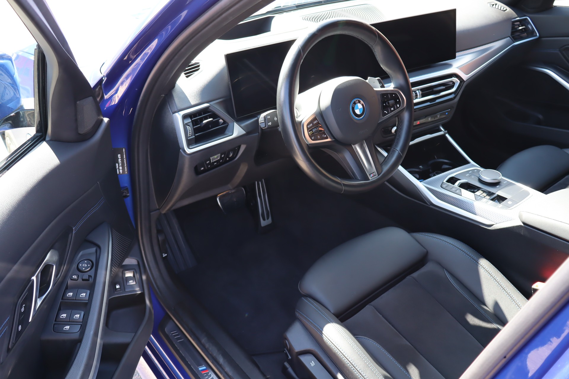 BMW 330e xDrive Touring-image-7