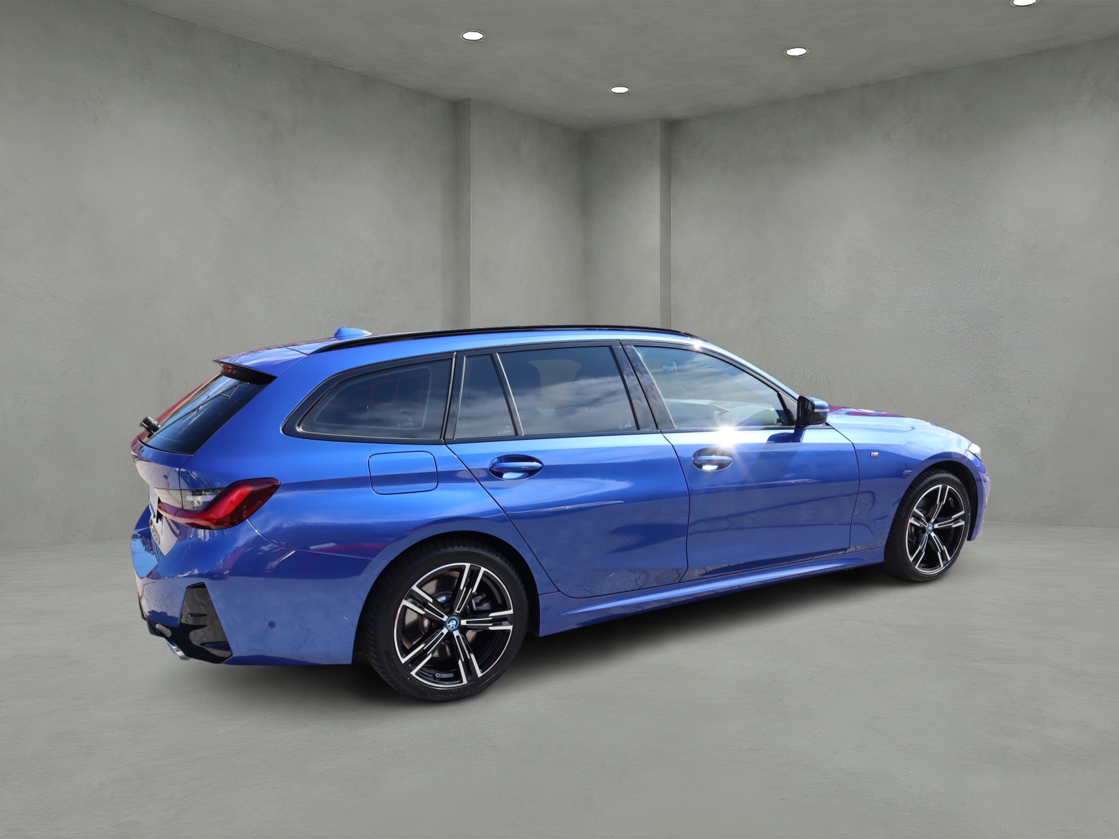 BMW 330e xDrive Touring-image-3