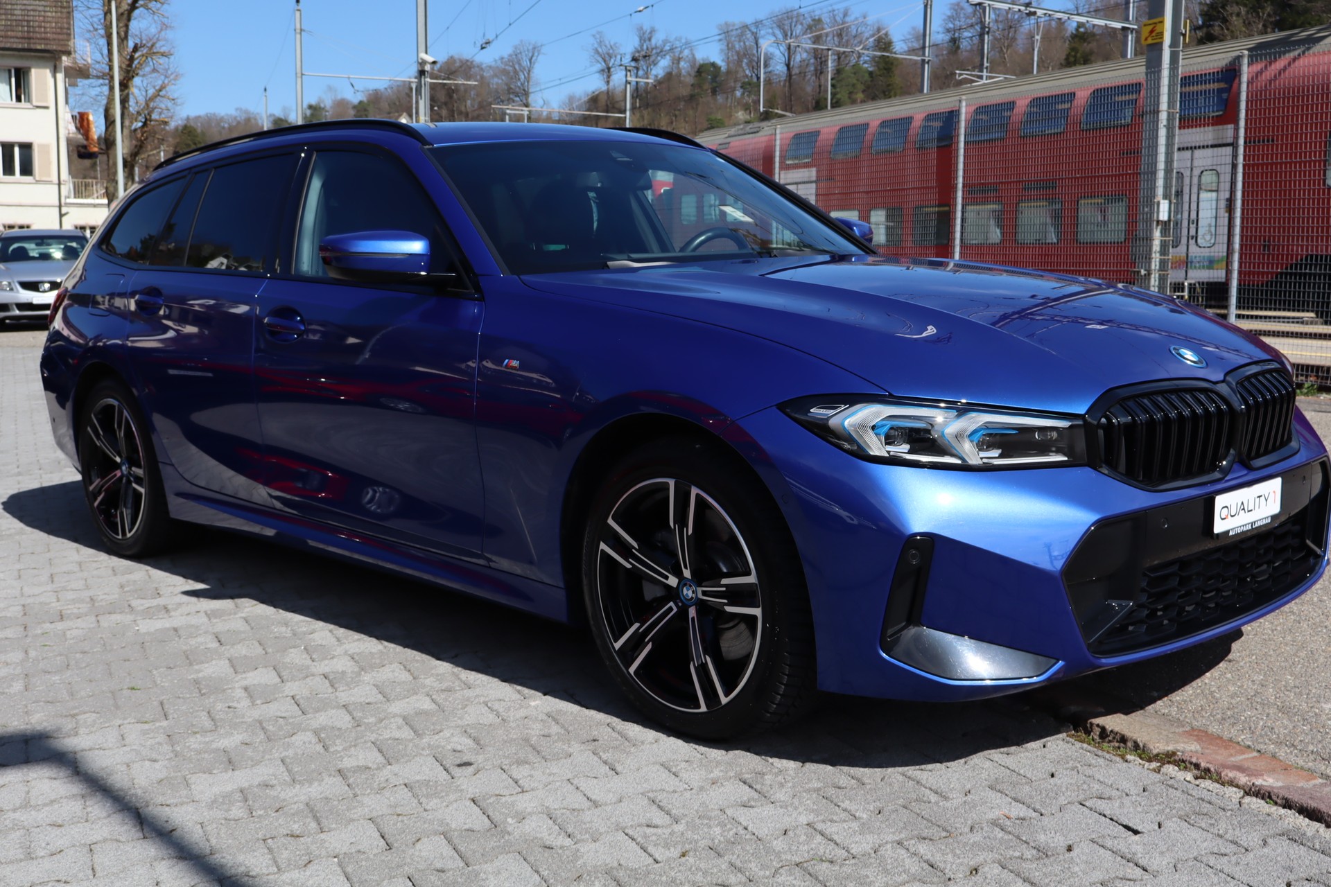 BMW 330e xDrive Touring-image-2