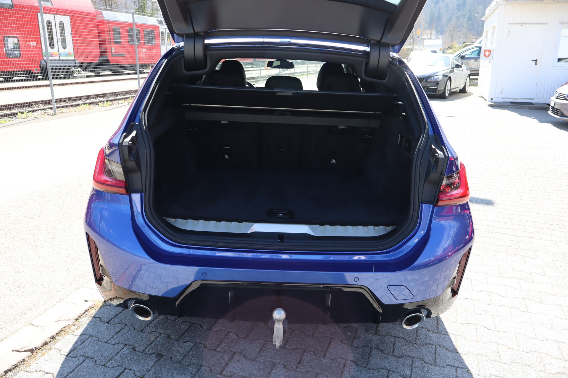BMW 330e xDrive Touring-image-12