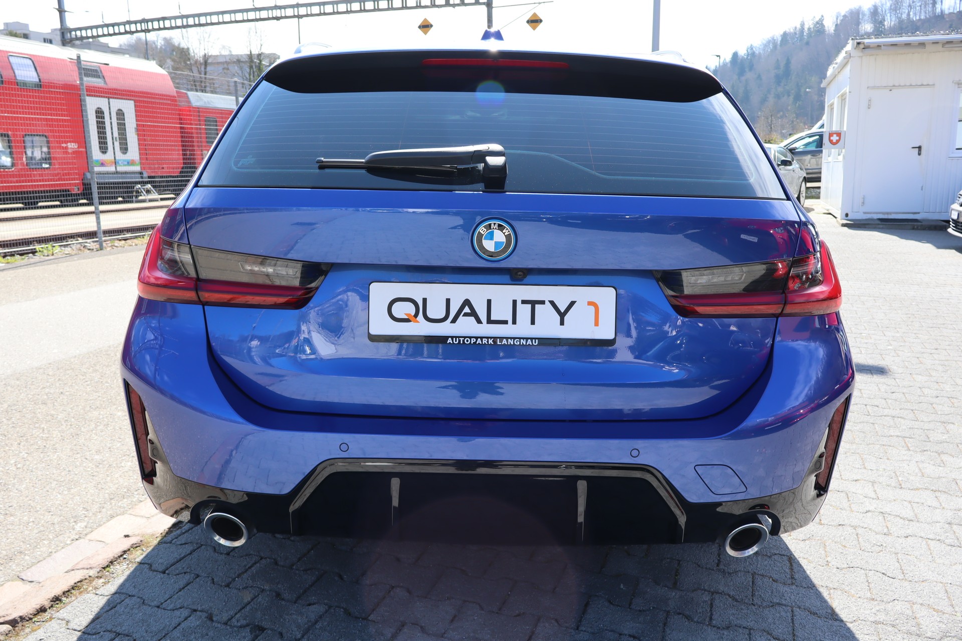 BMW 330e xDrive Touring-image-4