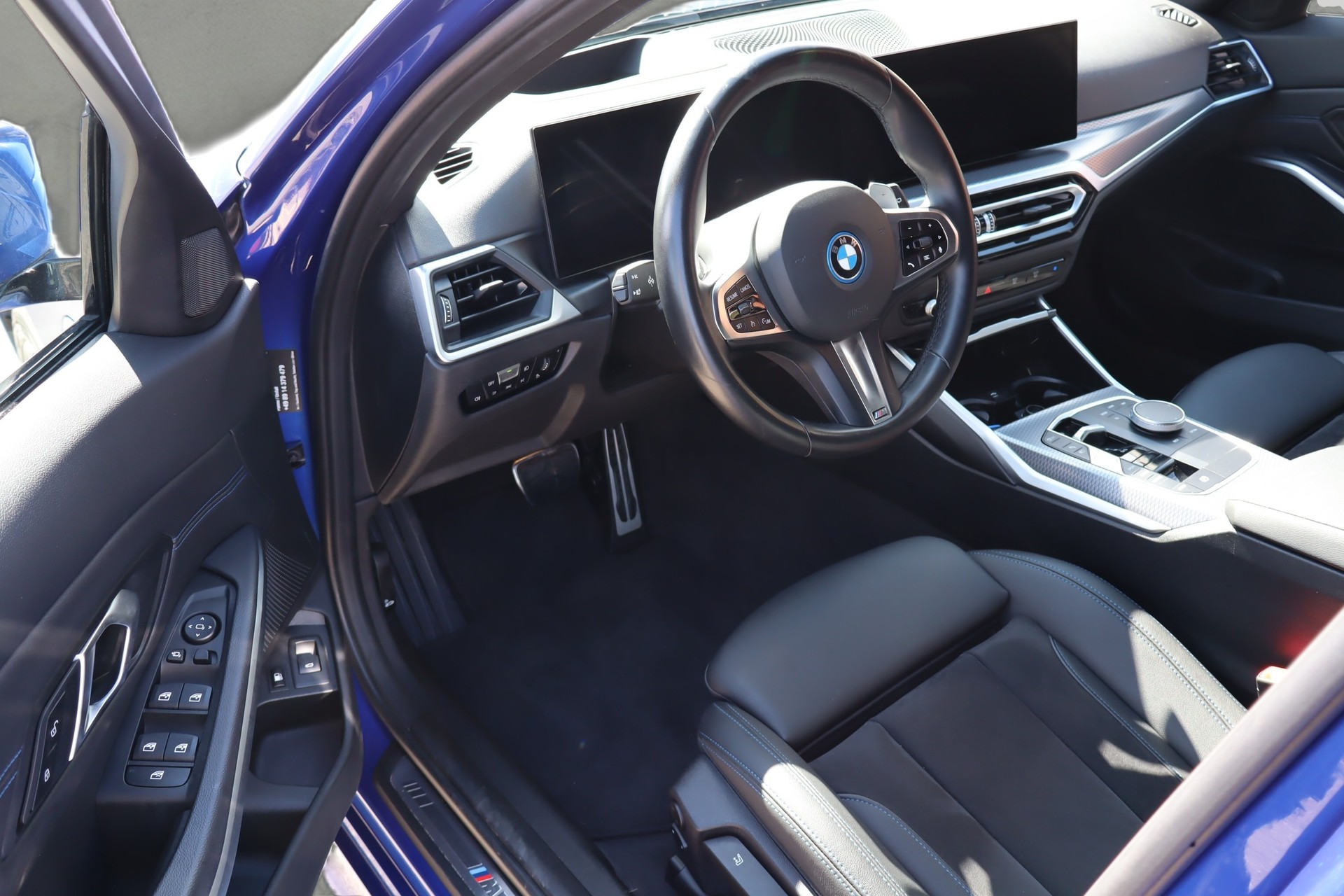 BMW 330e xDrive Touring-image-7