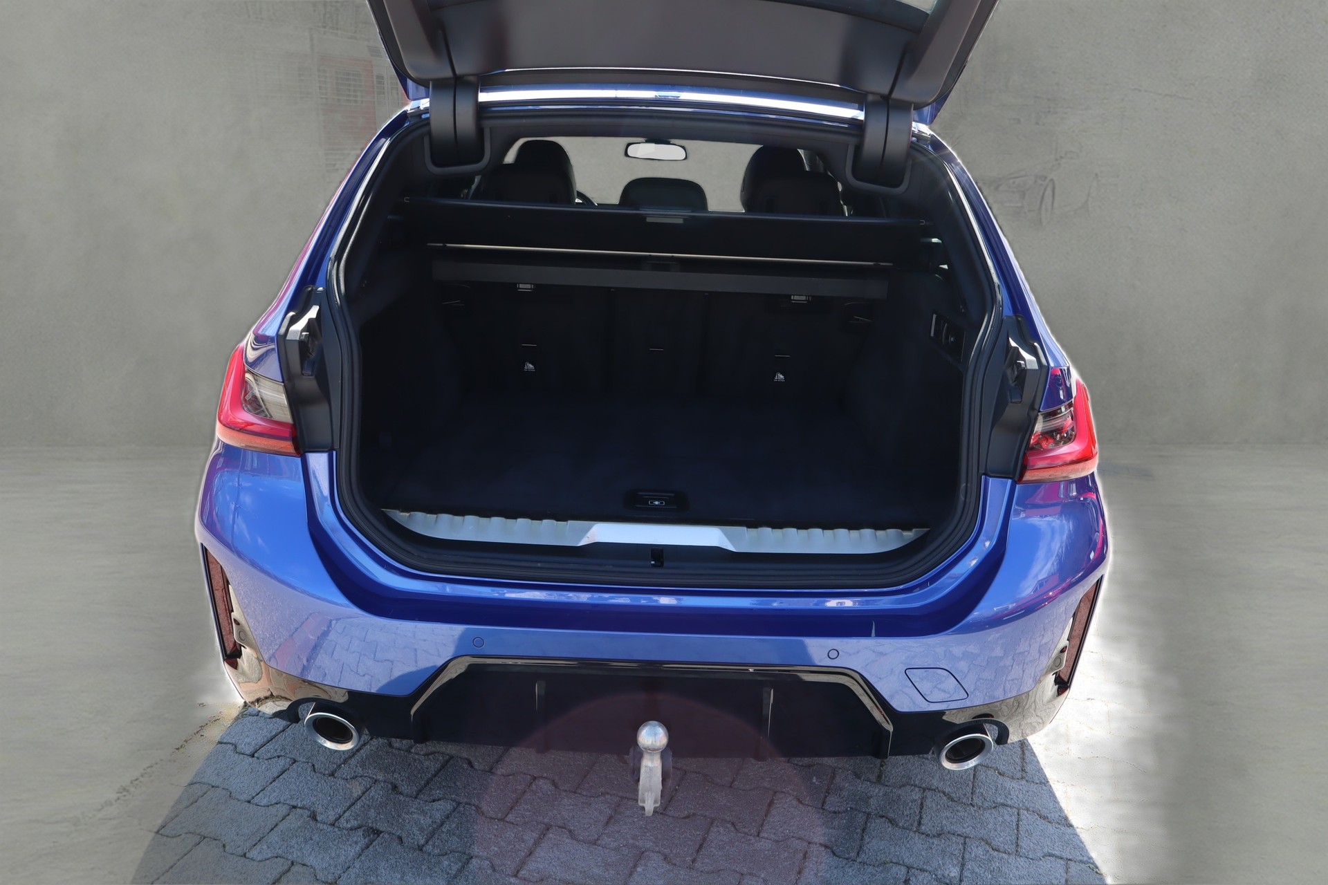 BMW 330e xDrive Touring-image-12