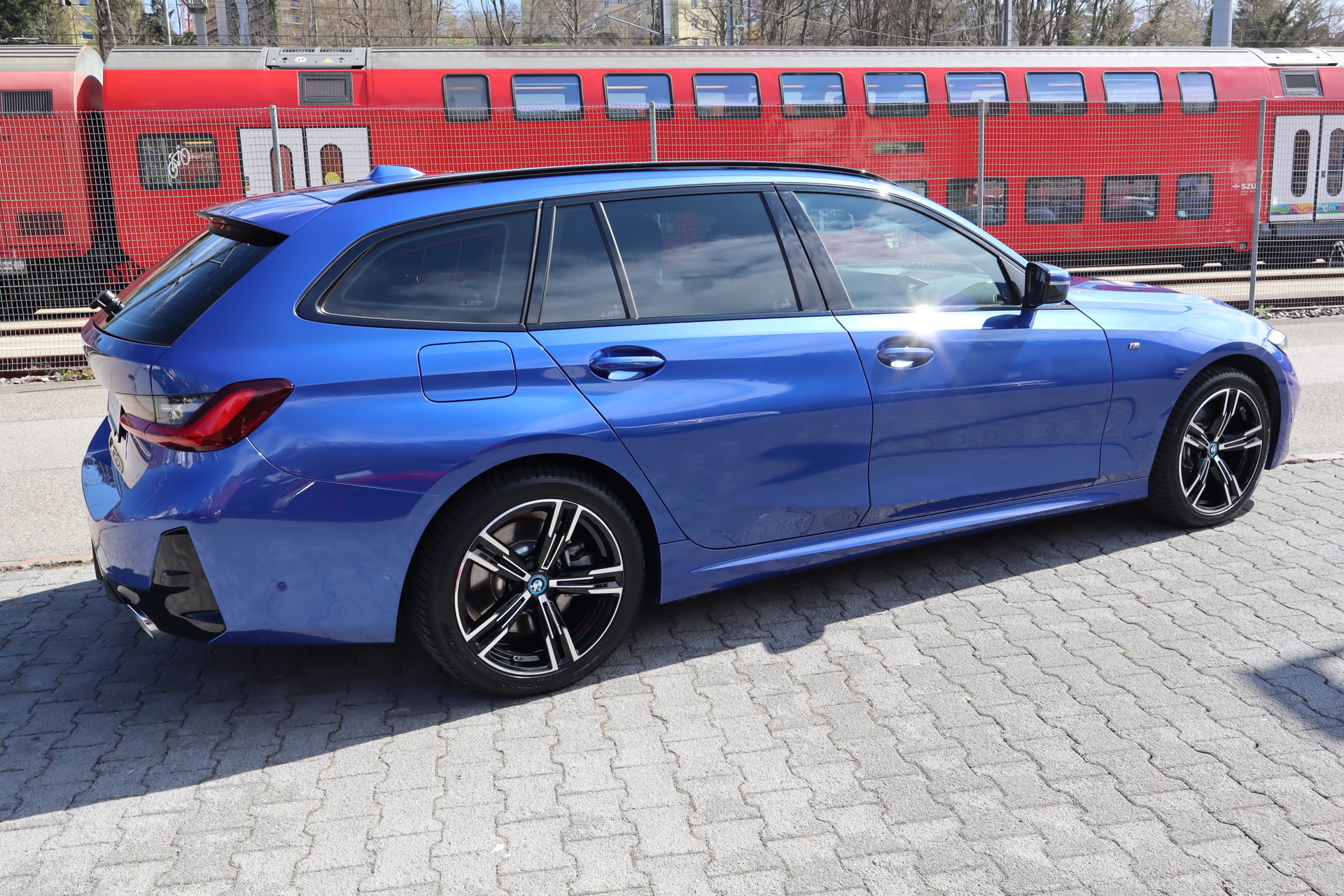 BMW 330e xDrive Touring-image-3
