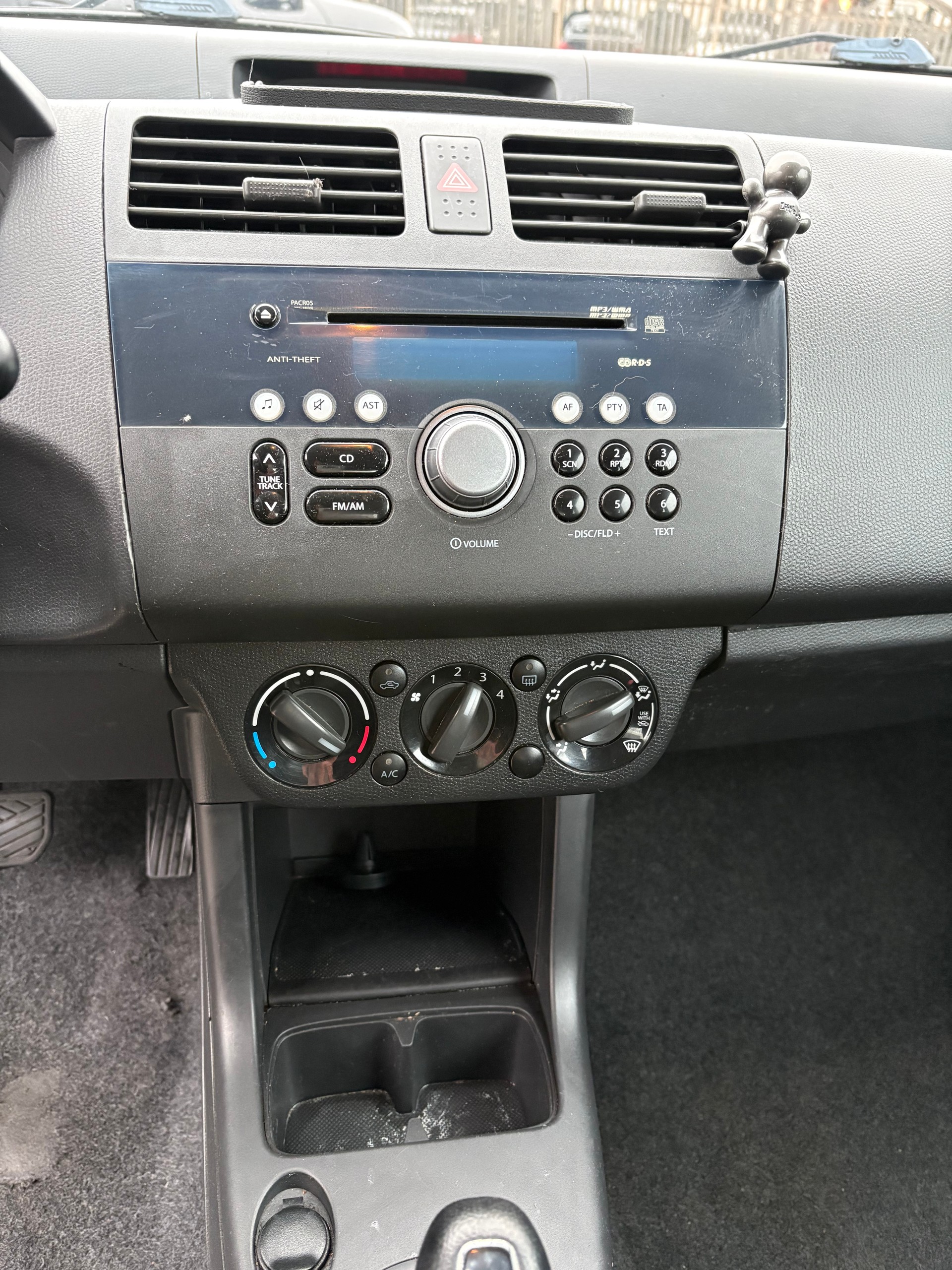 SUZUKI Swift 1.3i 16V GL-image-11