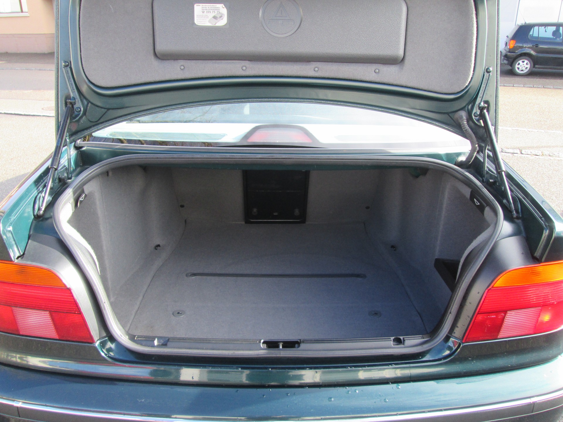 BMW 523i-image-10