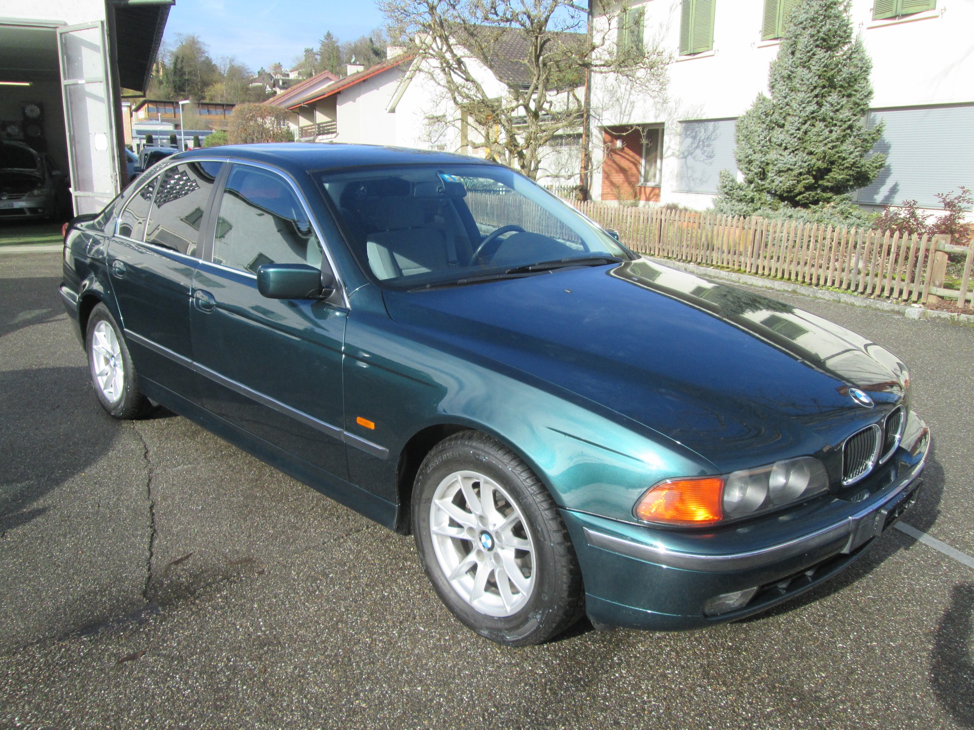 BMW 523i-image-6