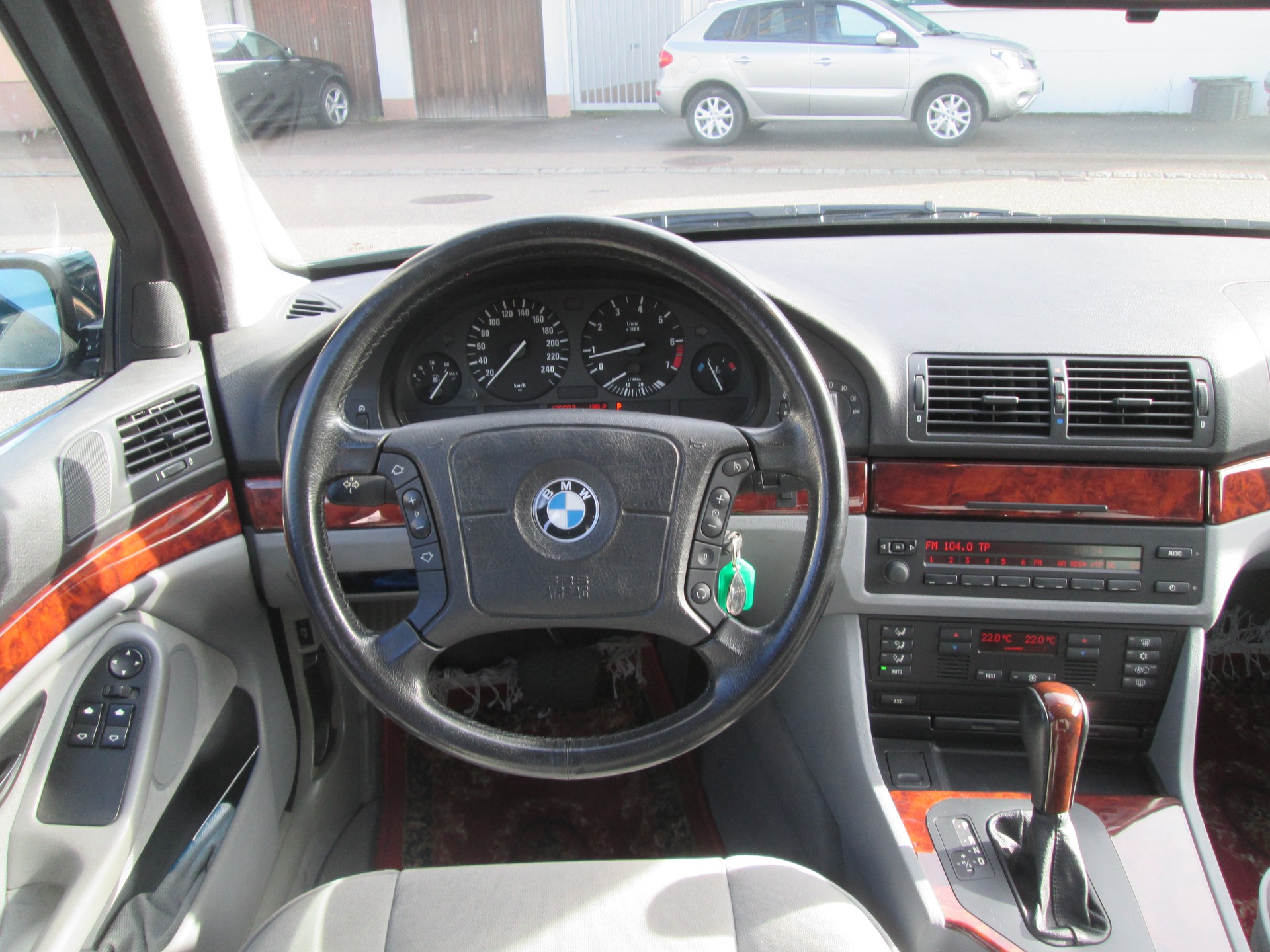 BMW 523i-image-13
