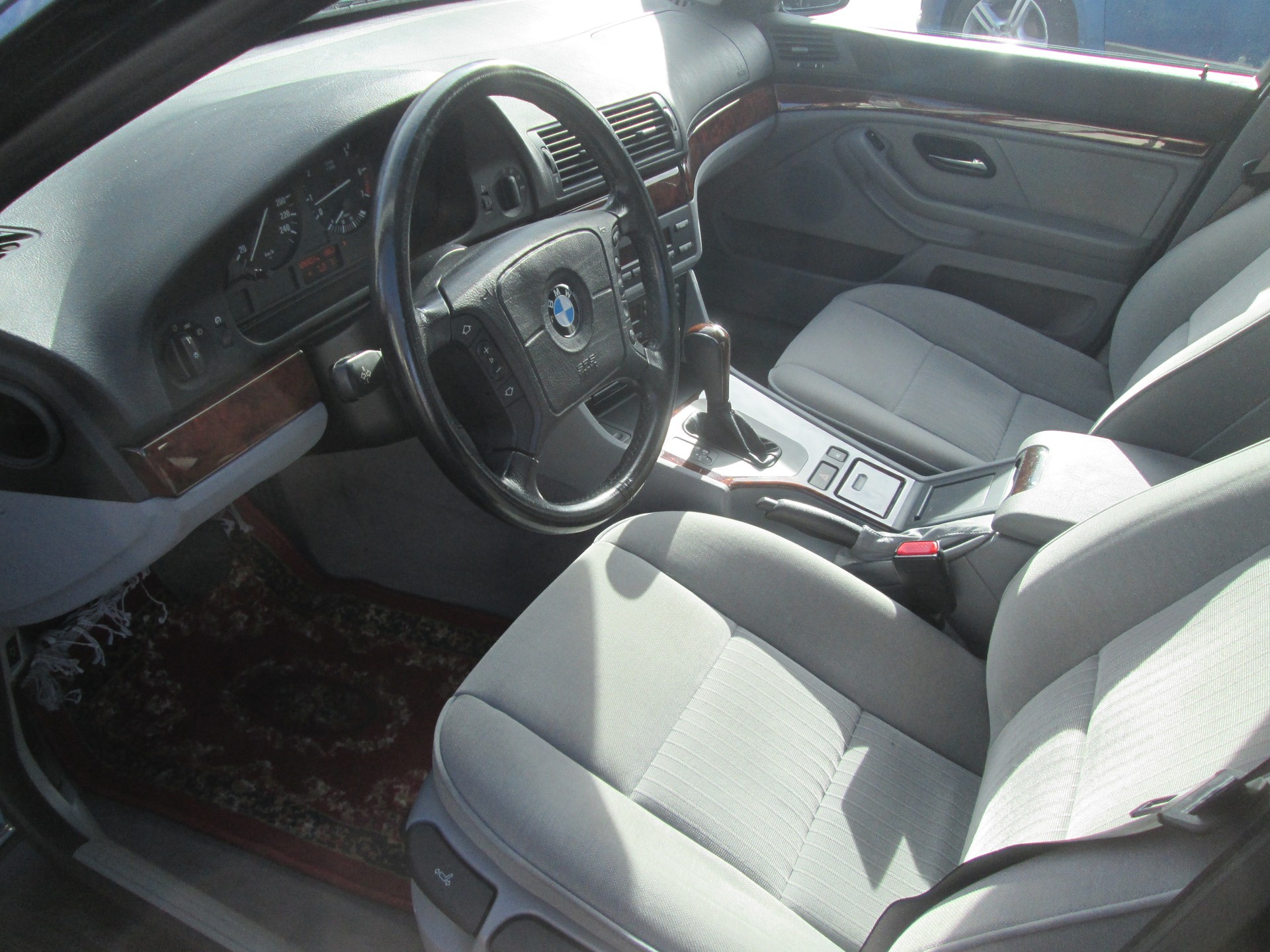 BMW 523i-image-8