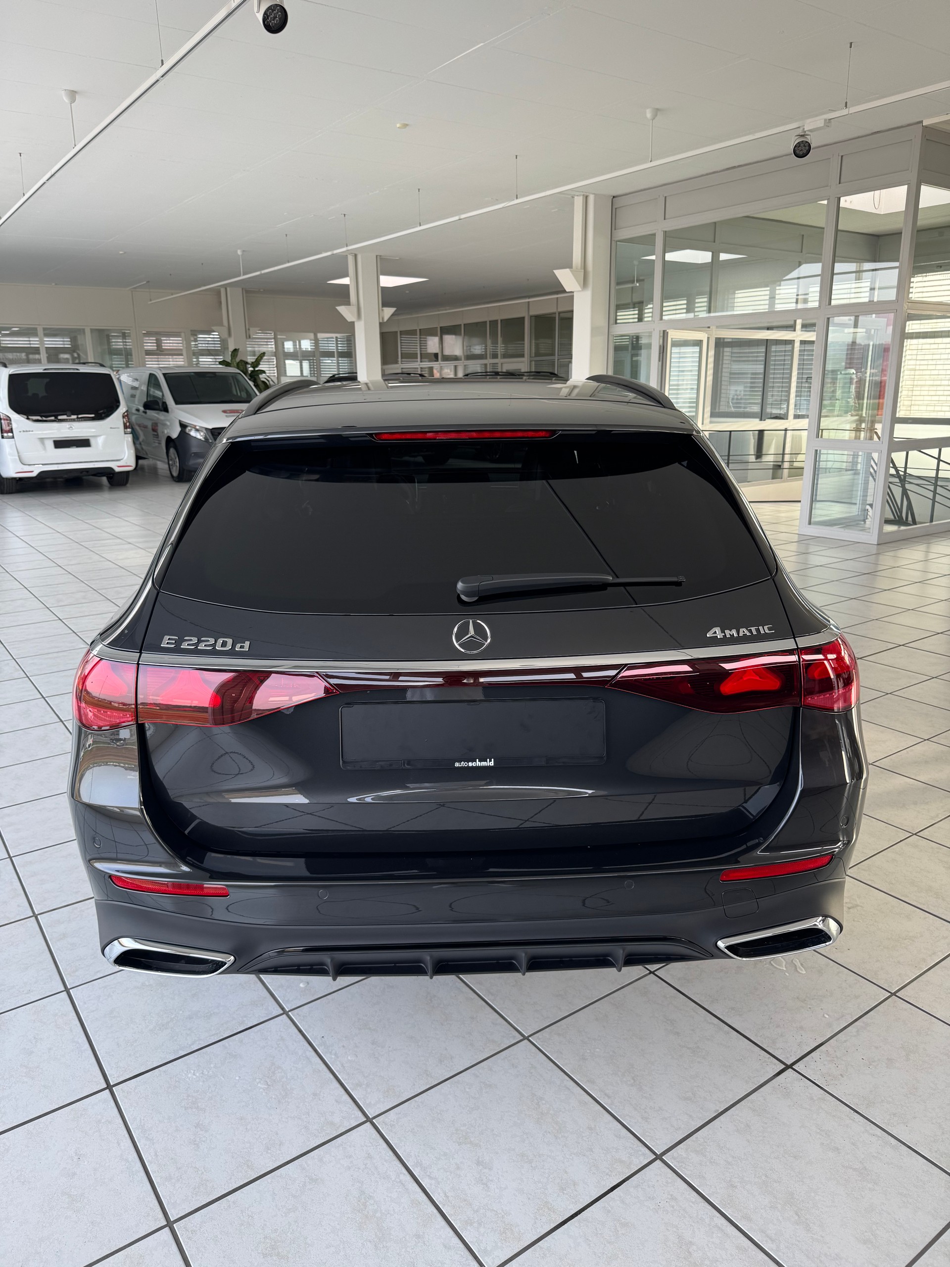 MERCEDES-BENZ E 220 d T 4Matic-image-4