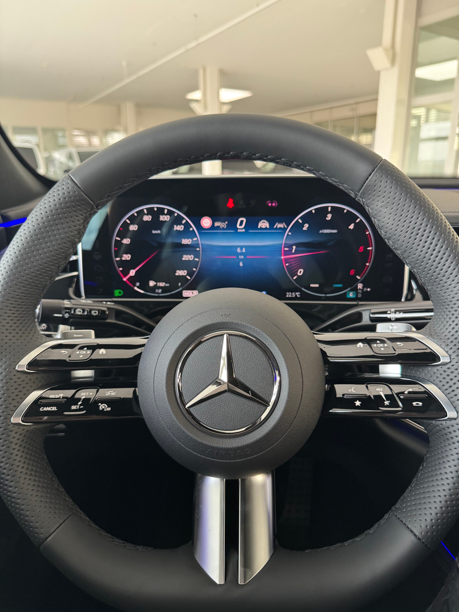 MERCEDES-BENZ E 220 d T 4Matic-image-10