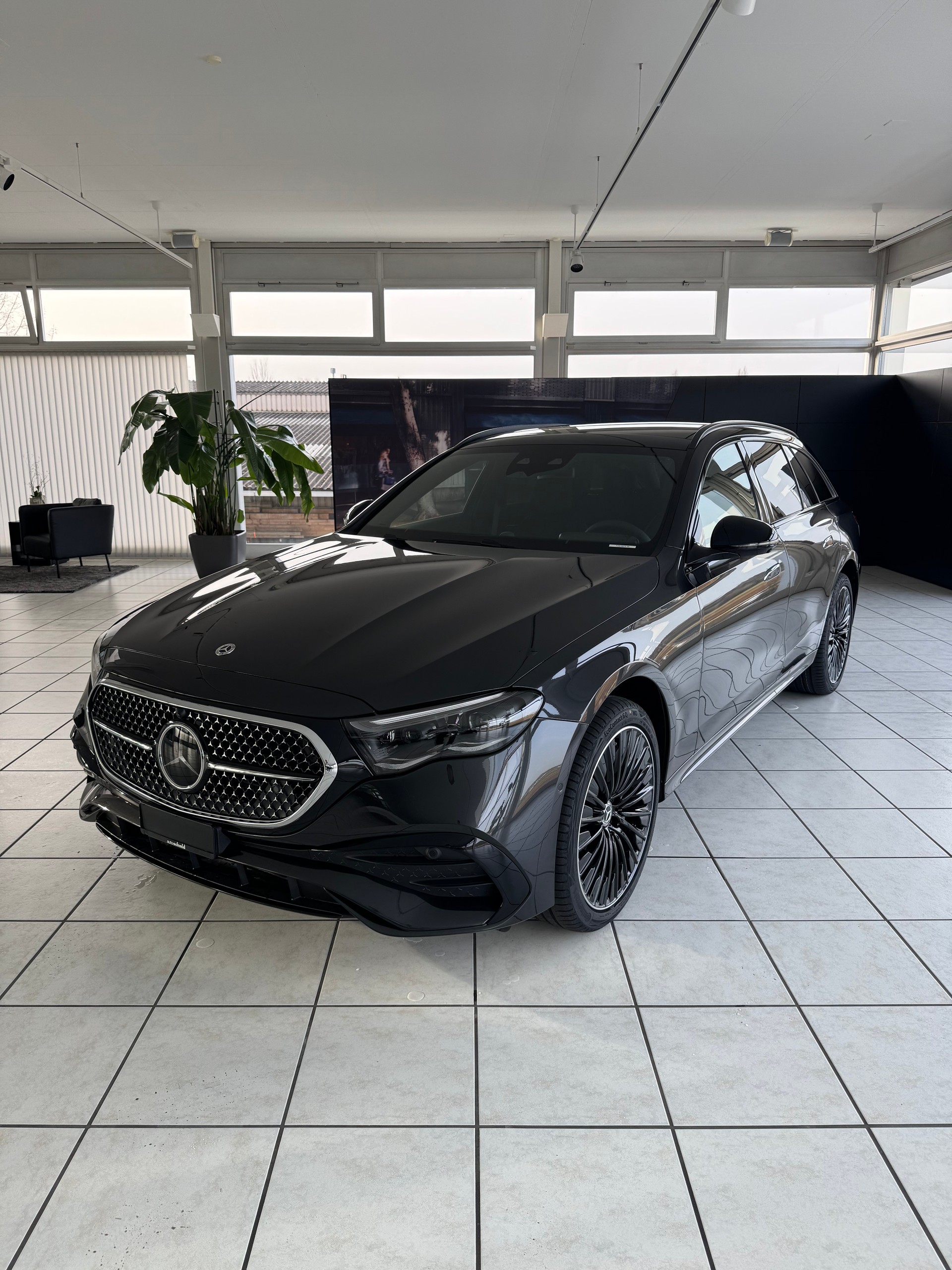 MERCEDES-BENZ E 220 d T 4Matic-image-2
