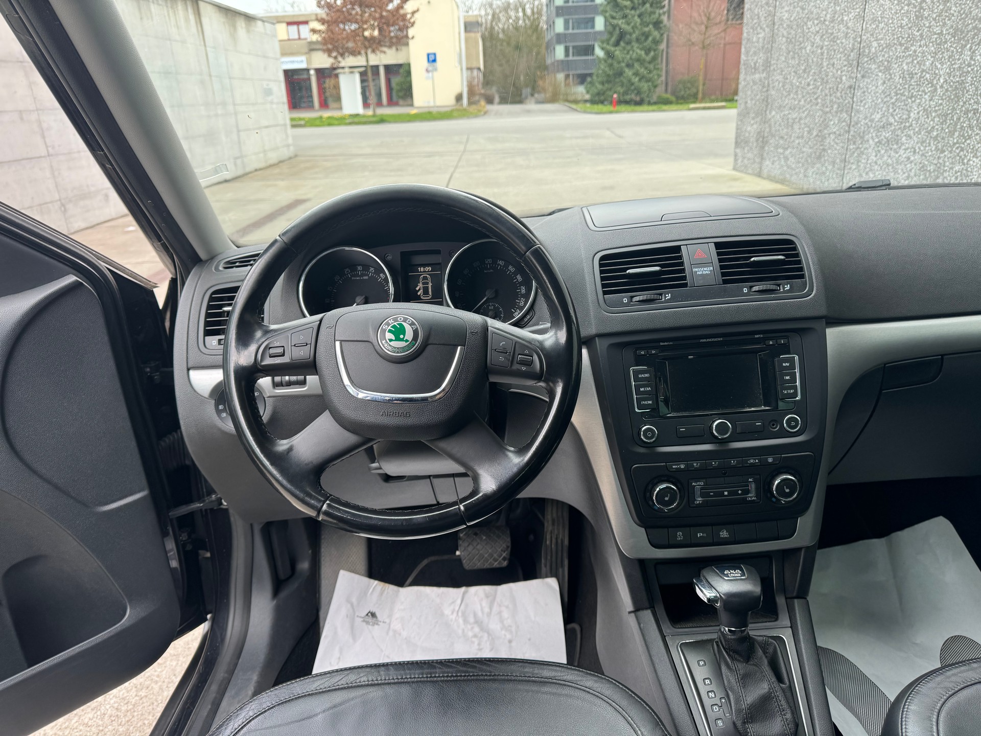 SKODA Yeti 2.0 TDI Elegance 4x4 DSG-image-9