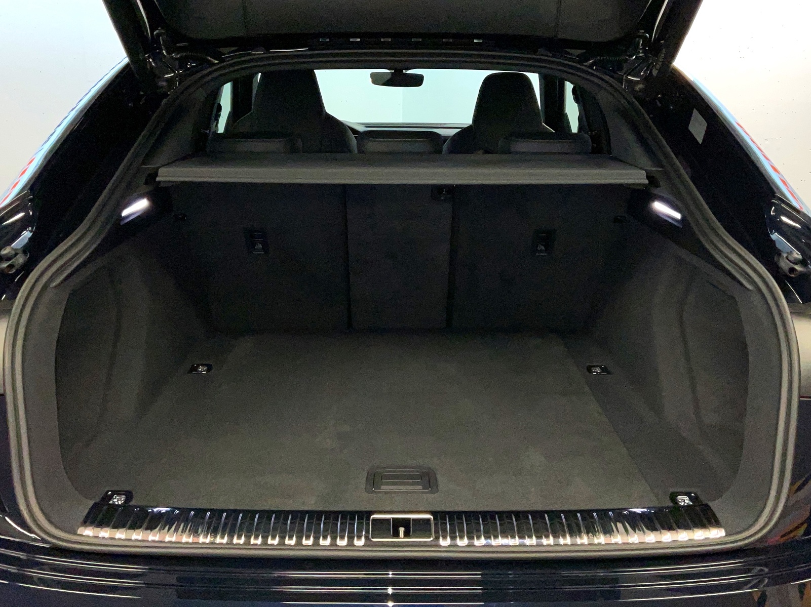 AUDI e-tron S Sportback quattro-image-12