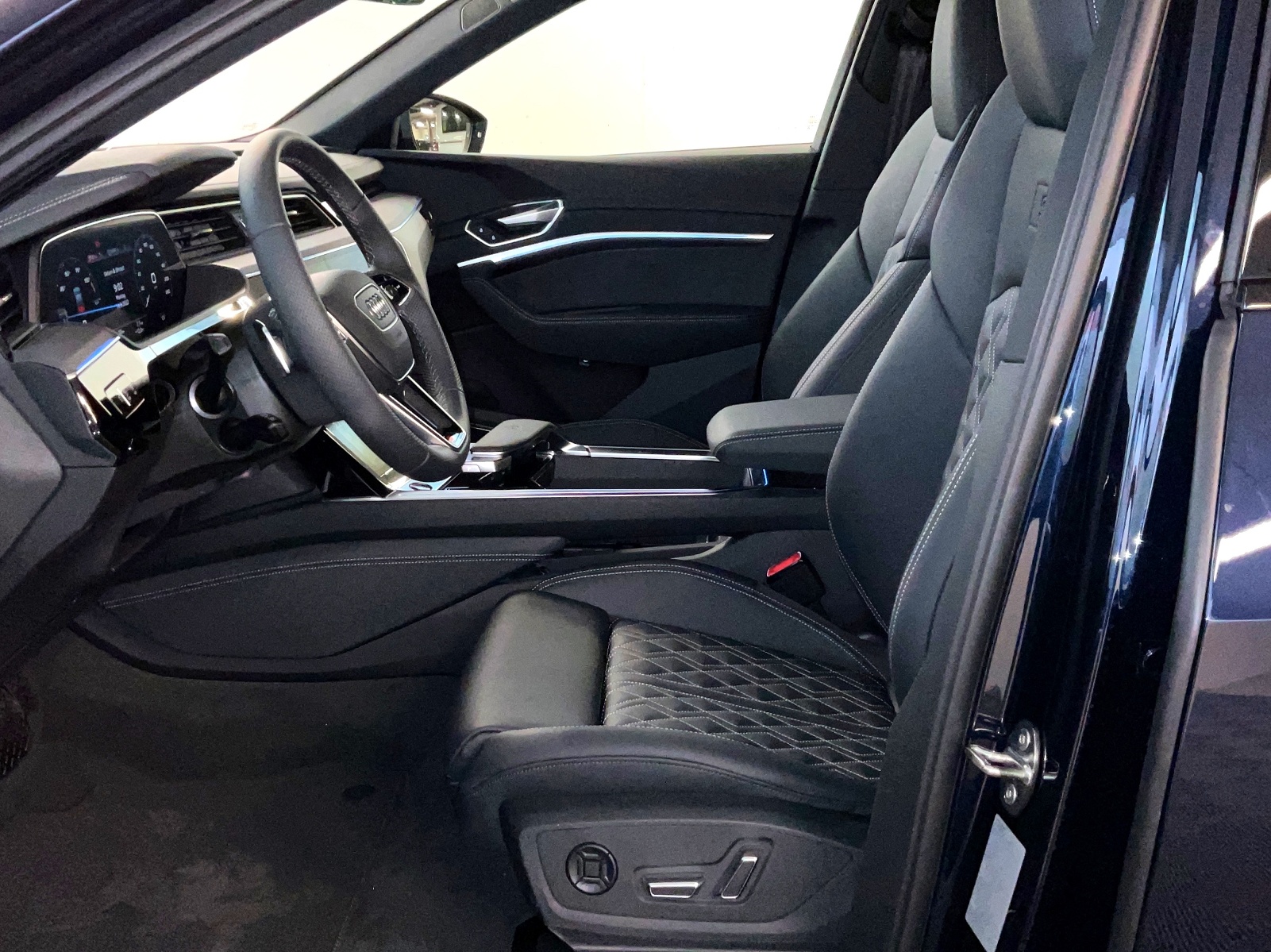 AUDI e-tron S Sportback quattro-image-10