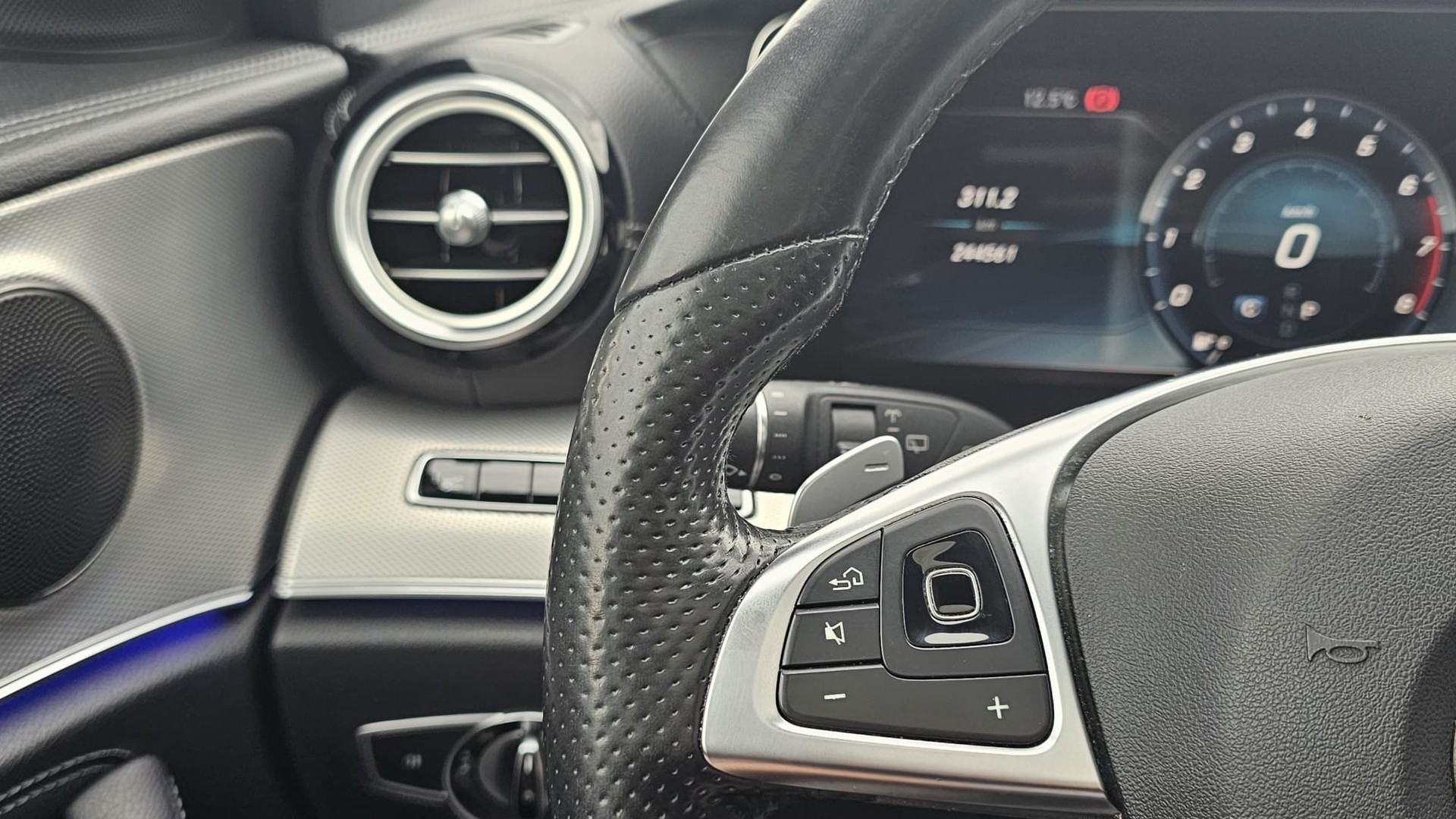 MERCEDES-BENZ E 250 AMG Line 9G-Tronic-image-13