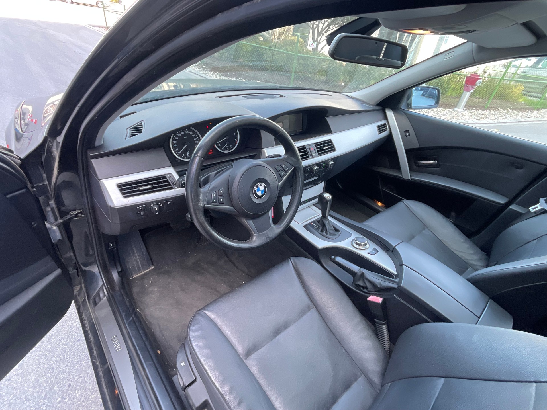 BMW 525i-image-10