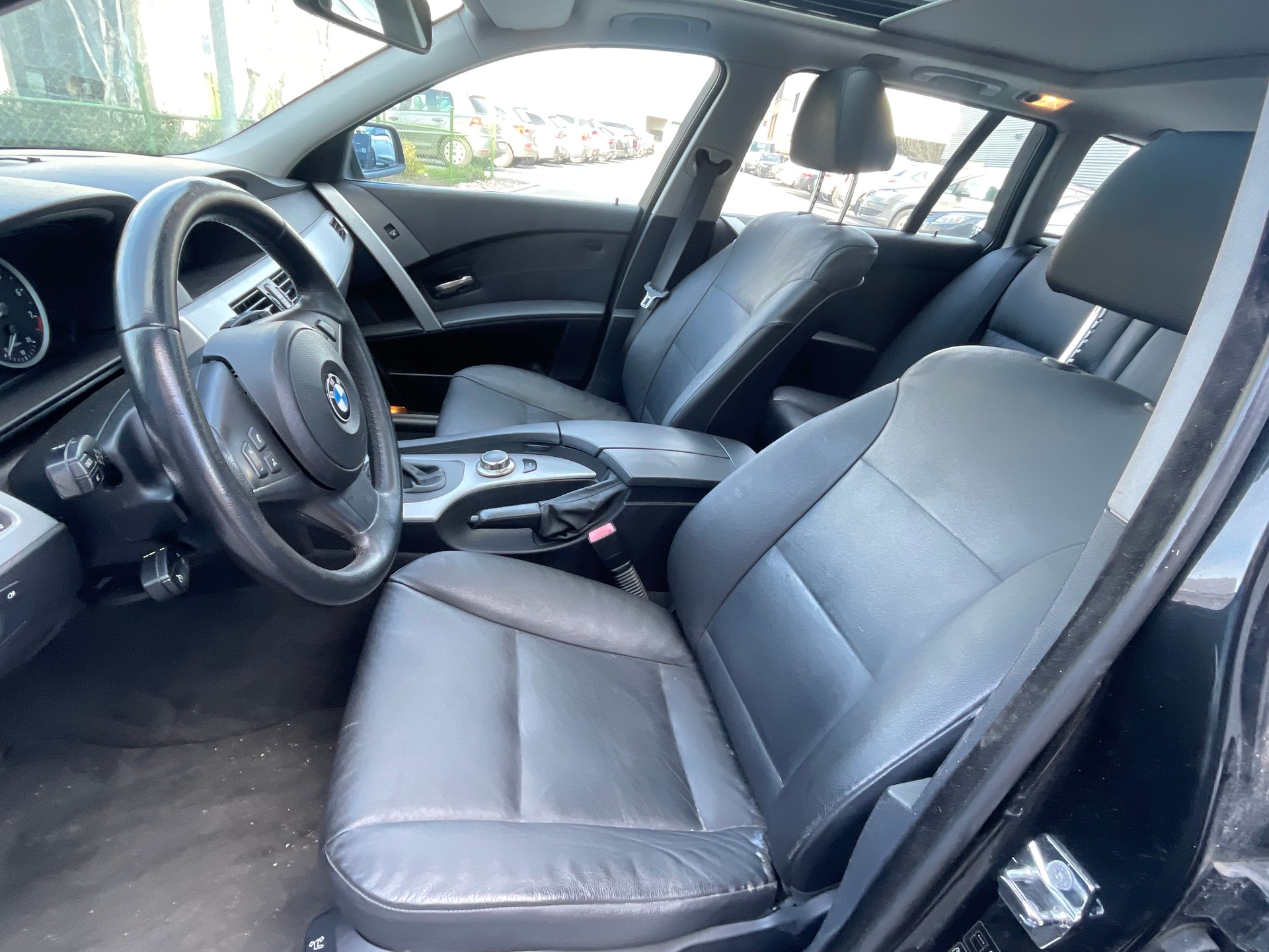 BMW 525i-image-11