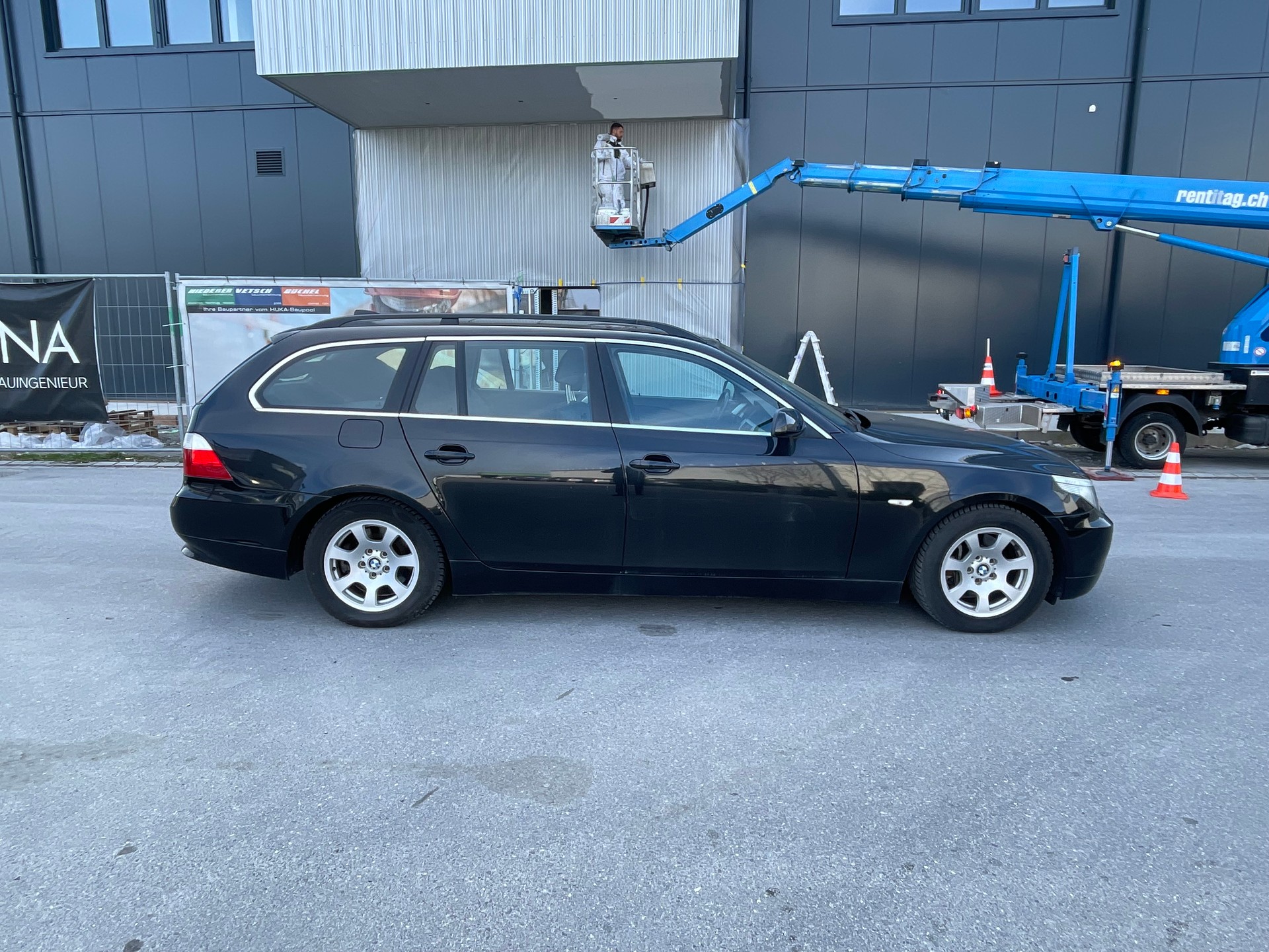 BMW 525i-image-6