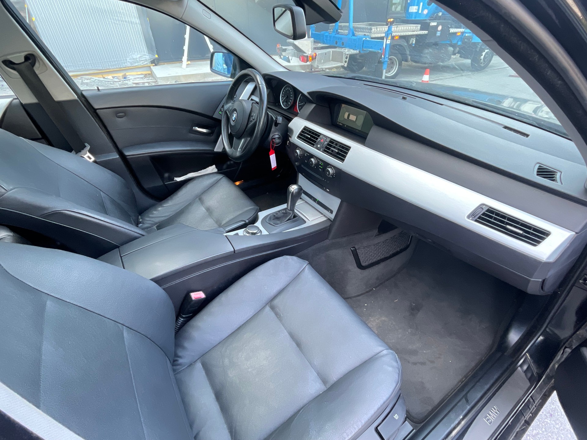 BMW 525i-image-9