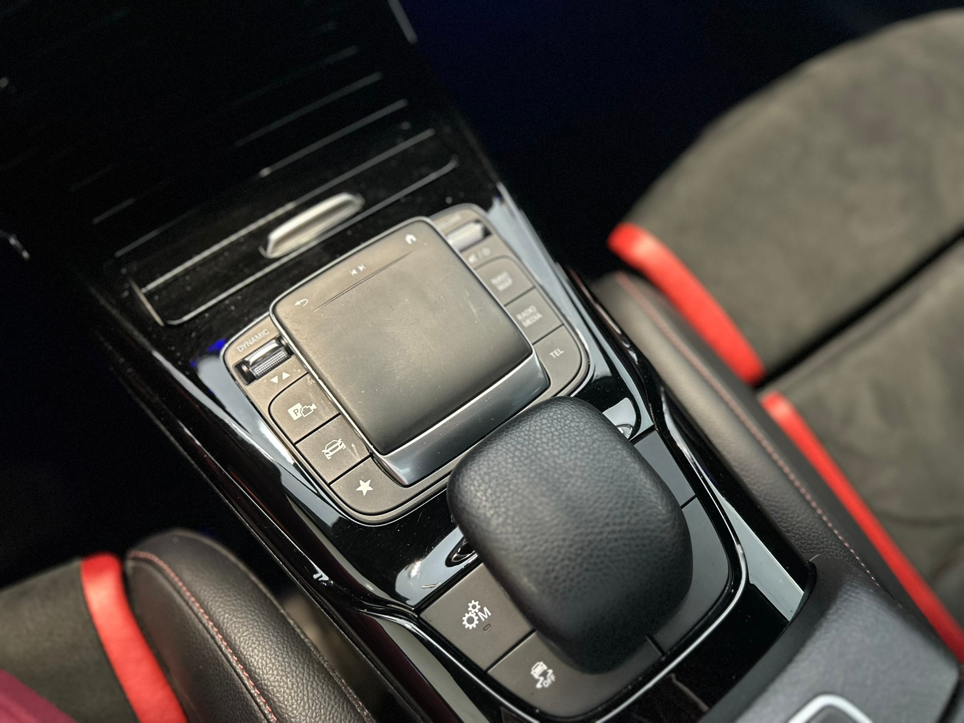 MERCEDES-BENZ A 35 AMG 4Matic Speedshift-image-18