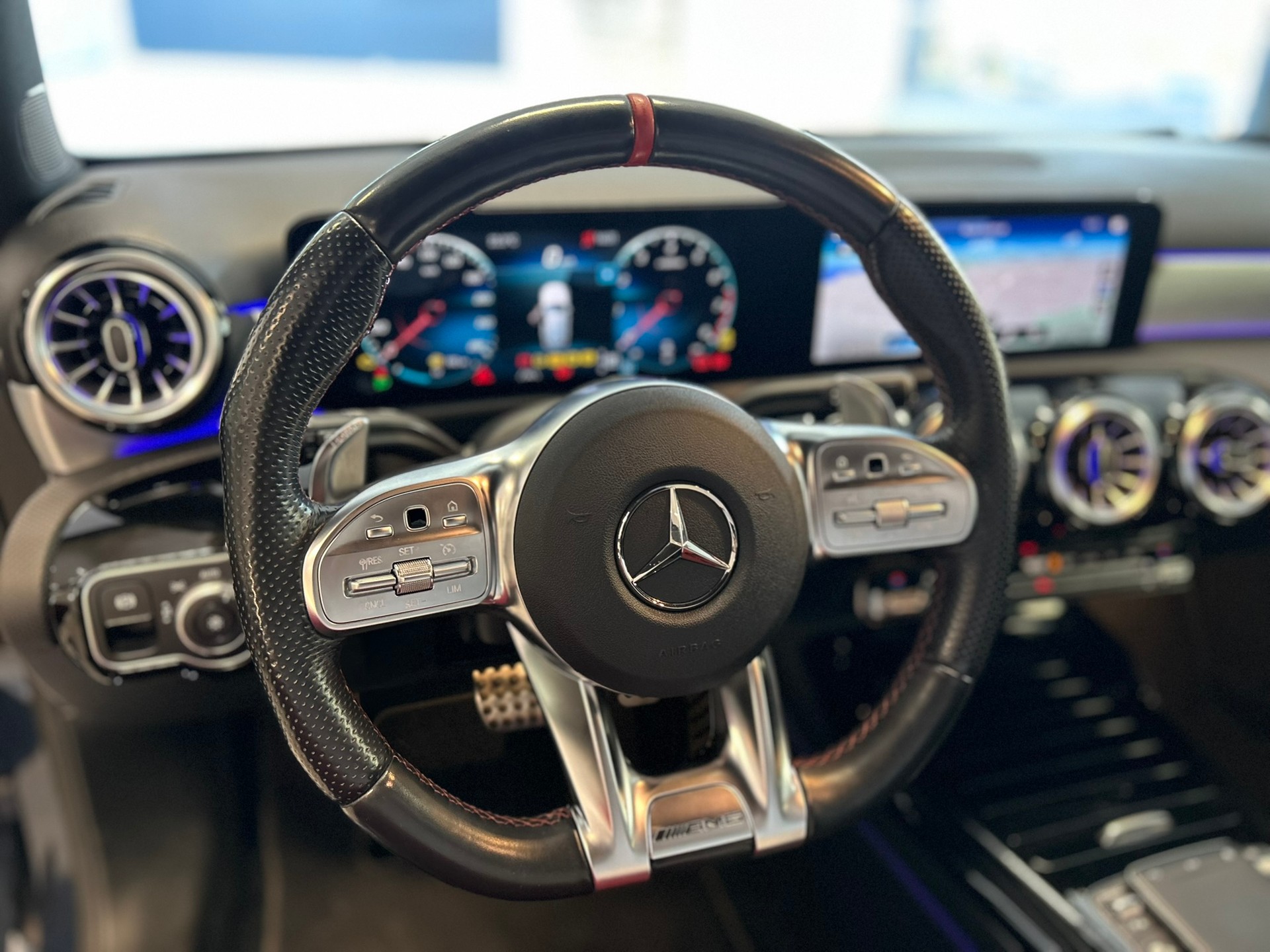 MERCEDES-BENZ A 35 AMG 4Matic Speedshift-image-15