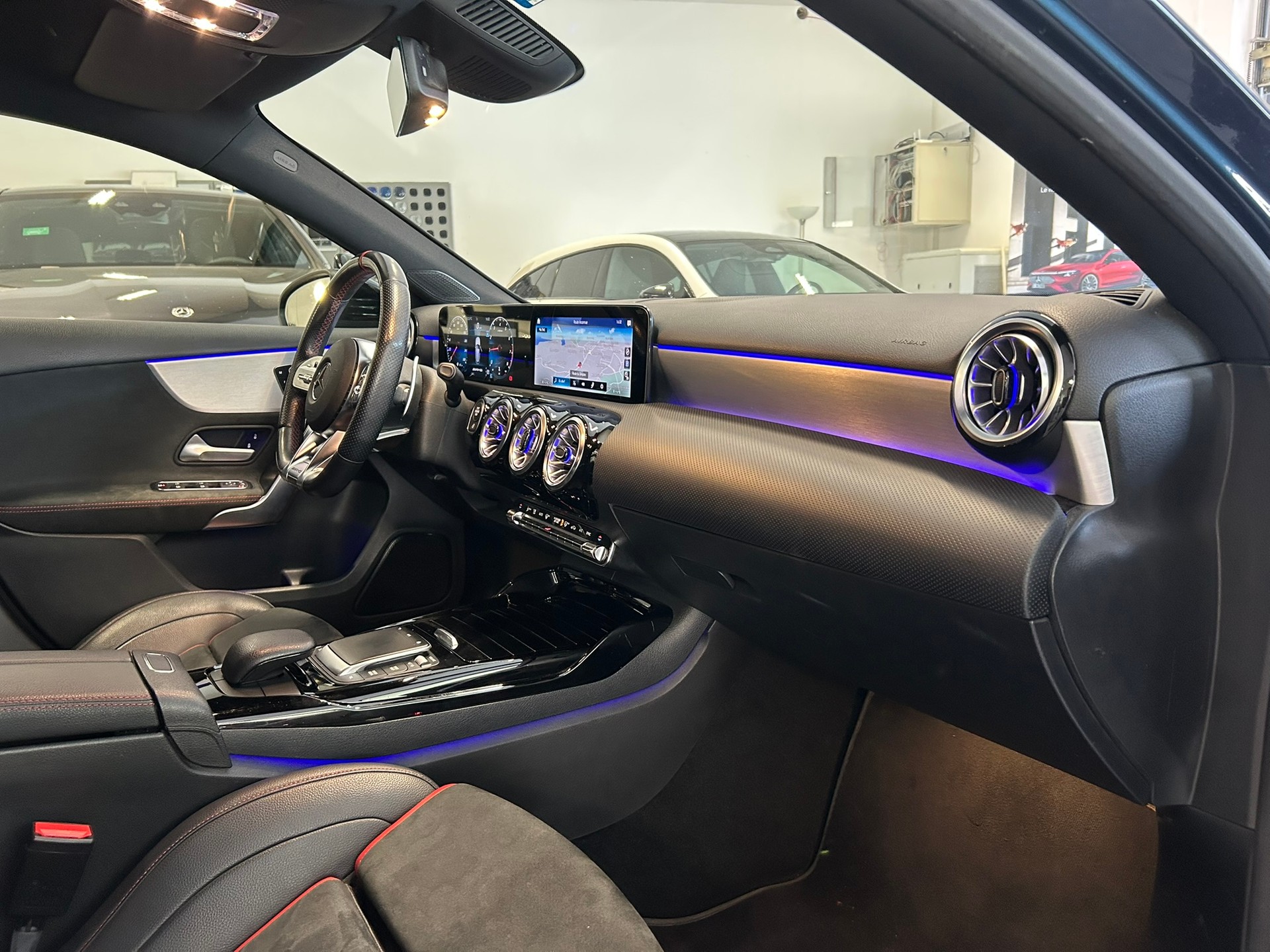 MERCEDES-BENZ A 35 AMG 4Matic Speedshift-image-12