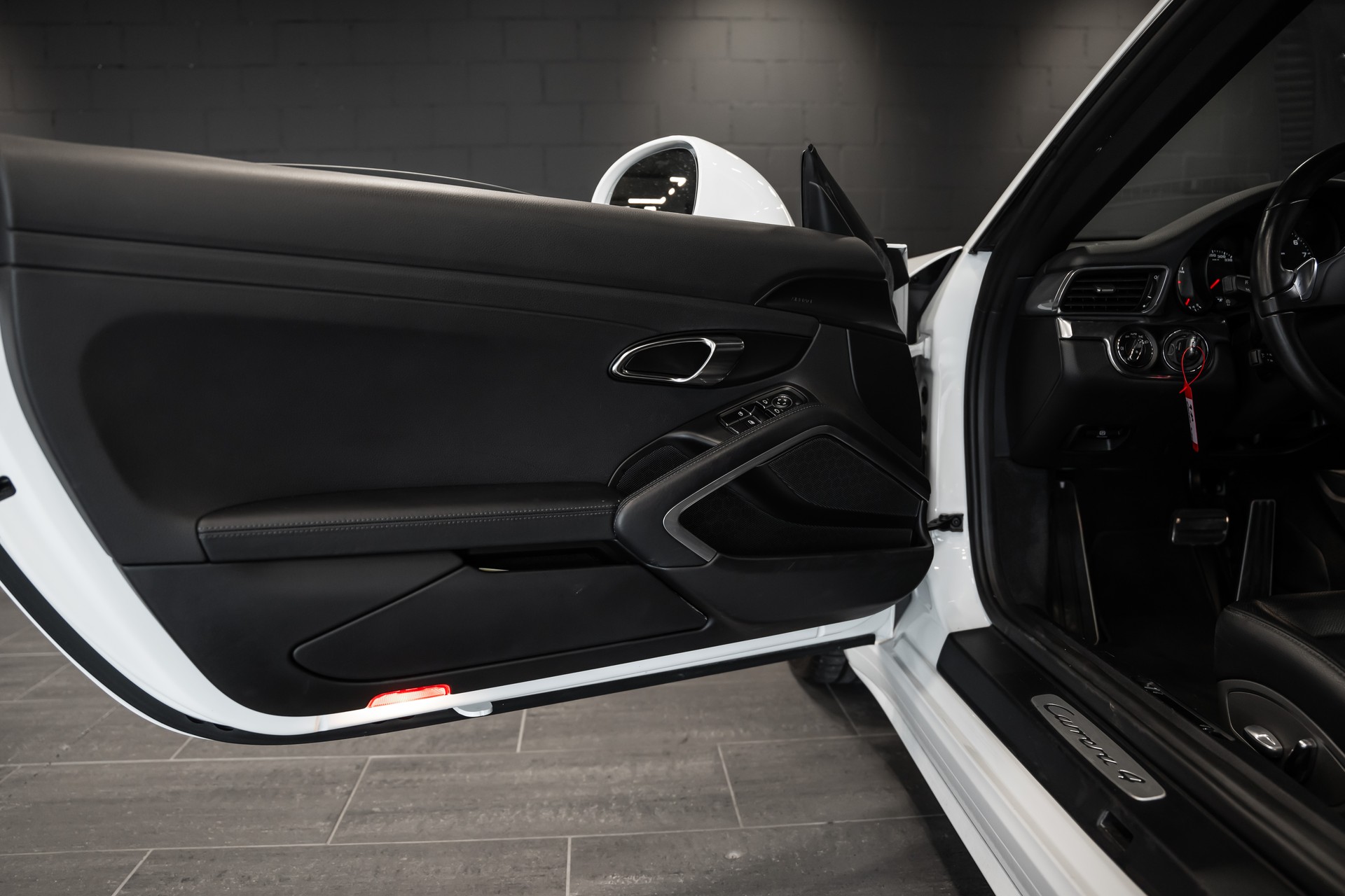 PORSCHE 911 Carrera 4 / Chrono Paket / Sitzbelüftung / Rückfahrkamera / Sportauspuff / Tempomat-image-10