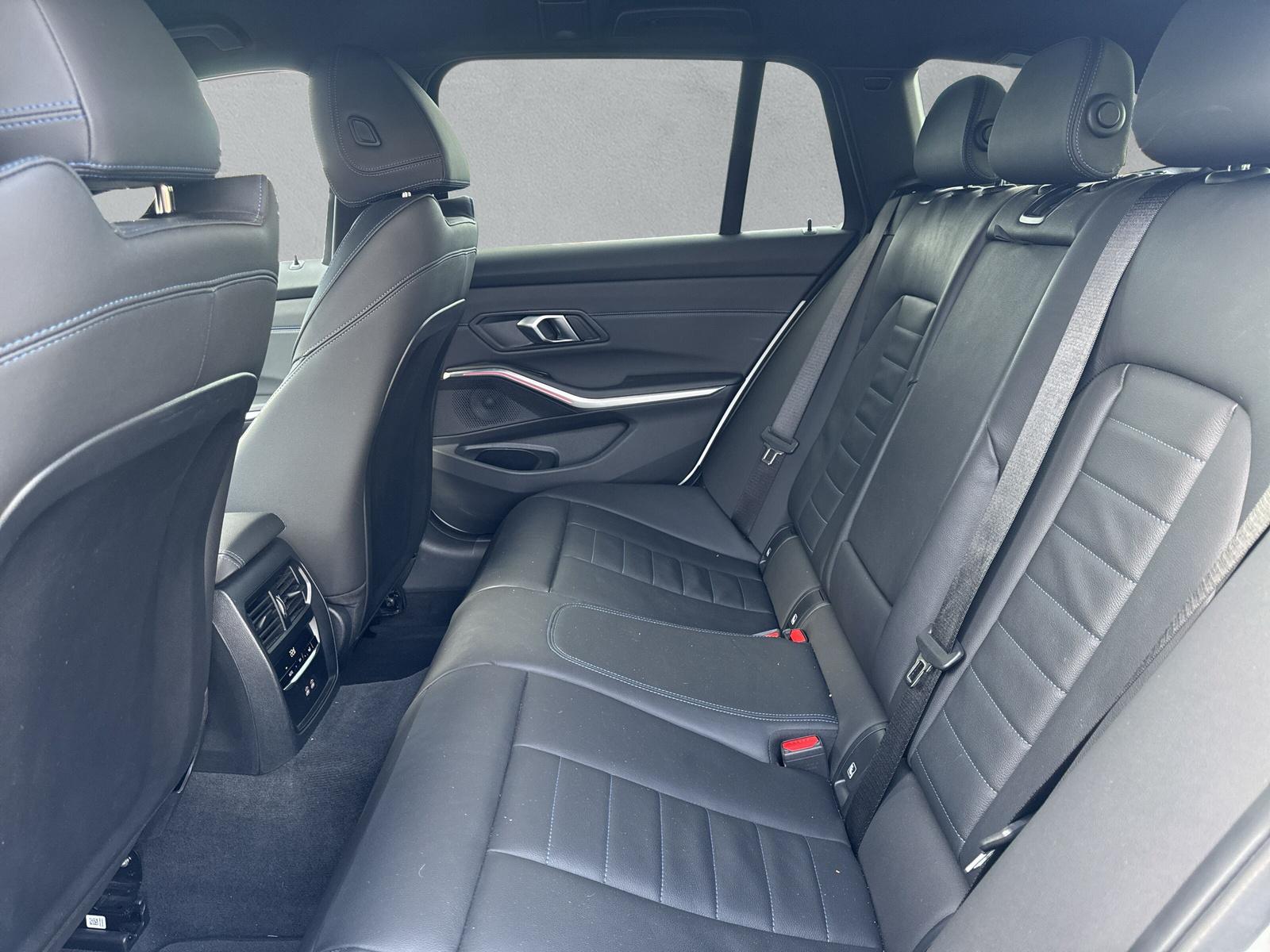 BMW 330i xDrive Touring M Sport ** Action de leasing à 1.9% ** 📍-image-11