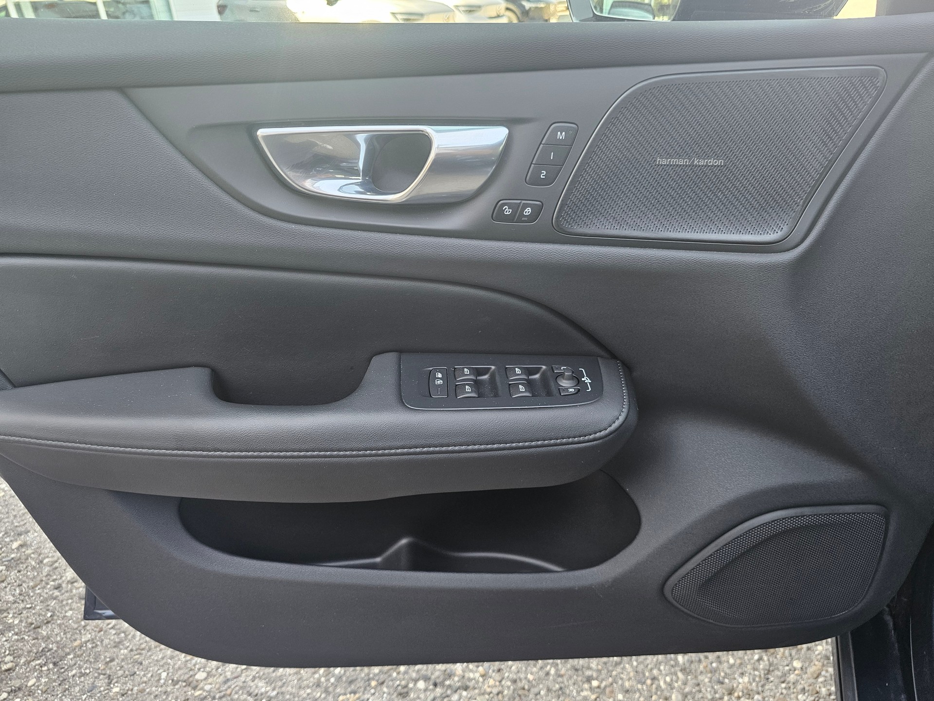 VOLVO V60 2.0 T8 TE Ultra Dark eAWD-image-6