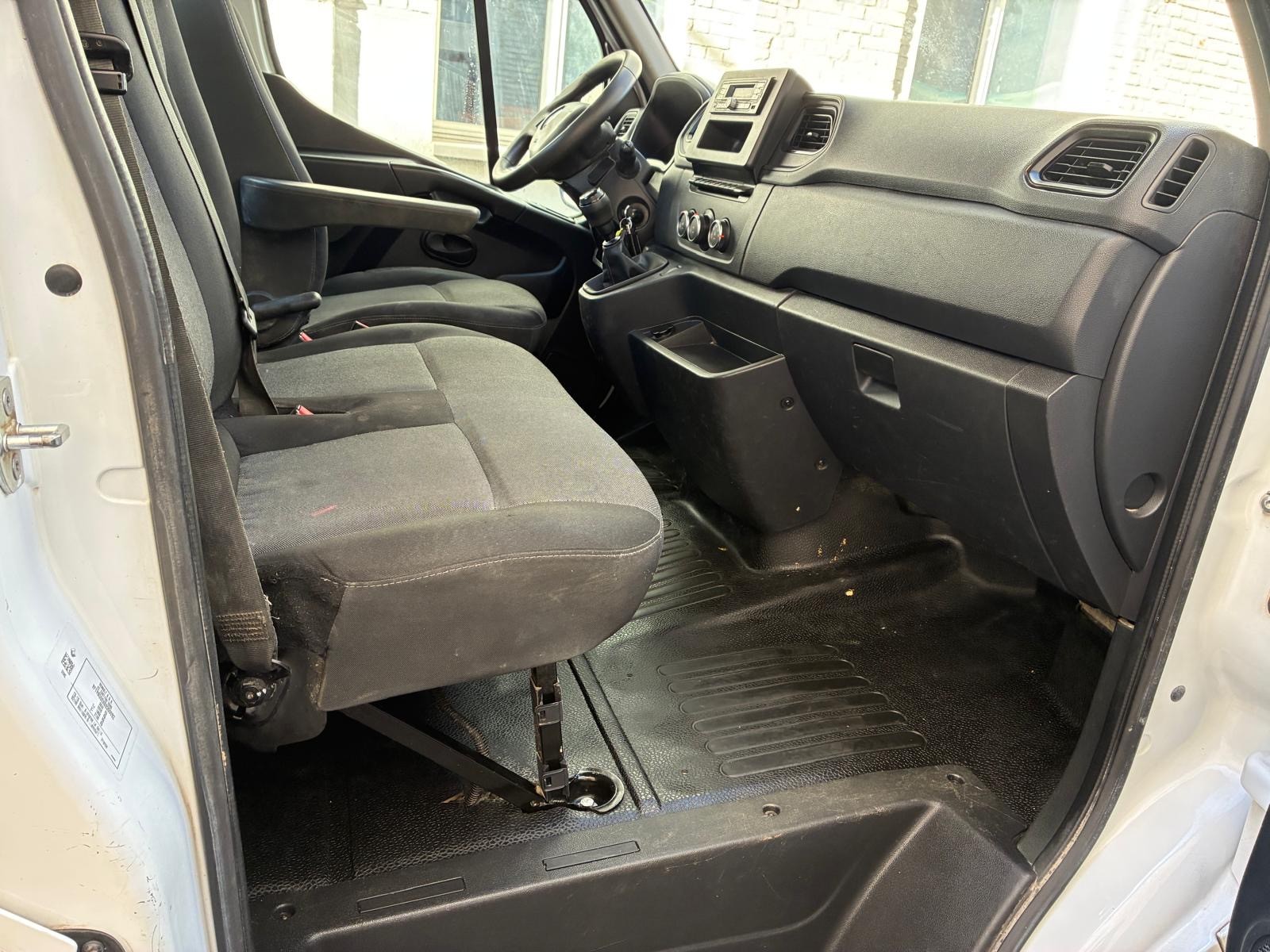 RENAULT Master T35 Blue dCi145 L2H1-image-4